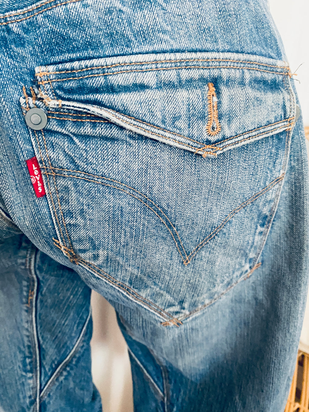Vue de dos, focus poche et red tab Levi's