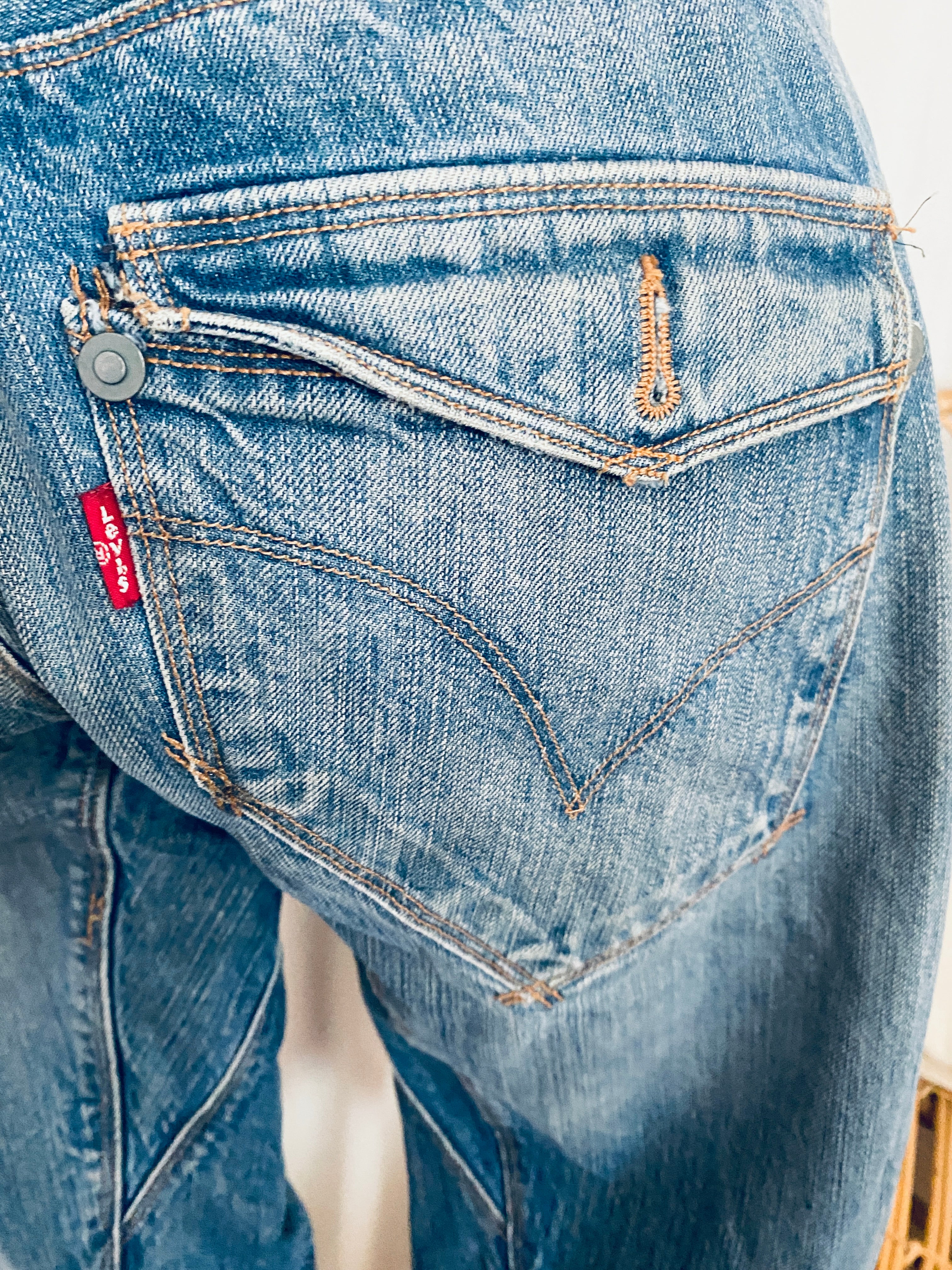 Vue de dos, focus poche et red tab Levi's