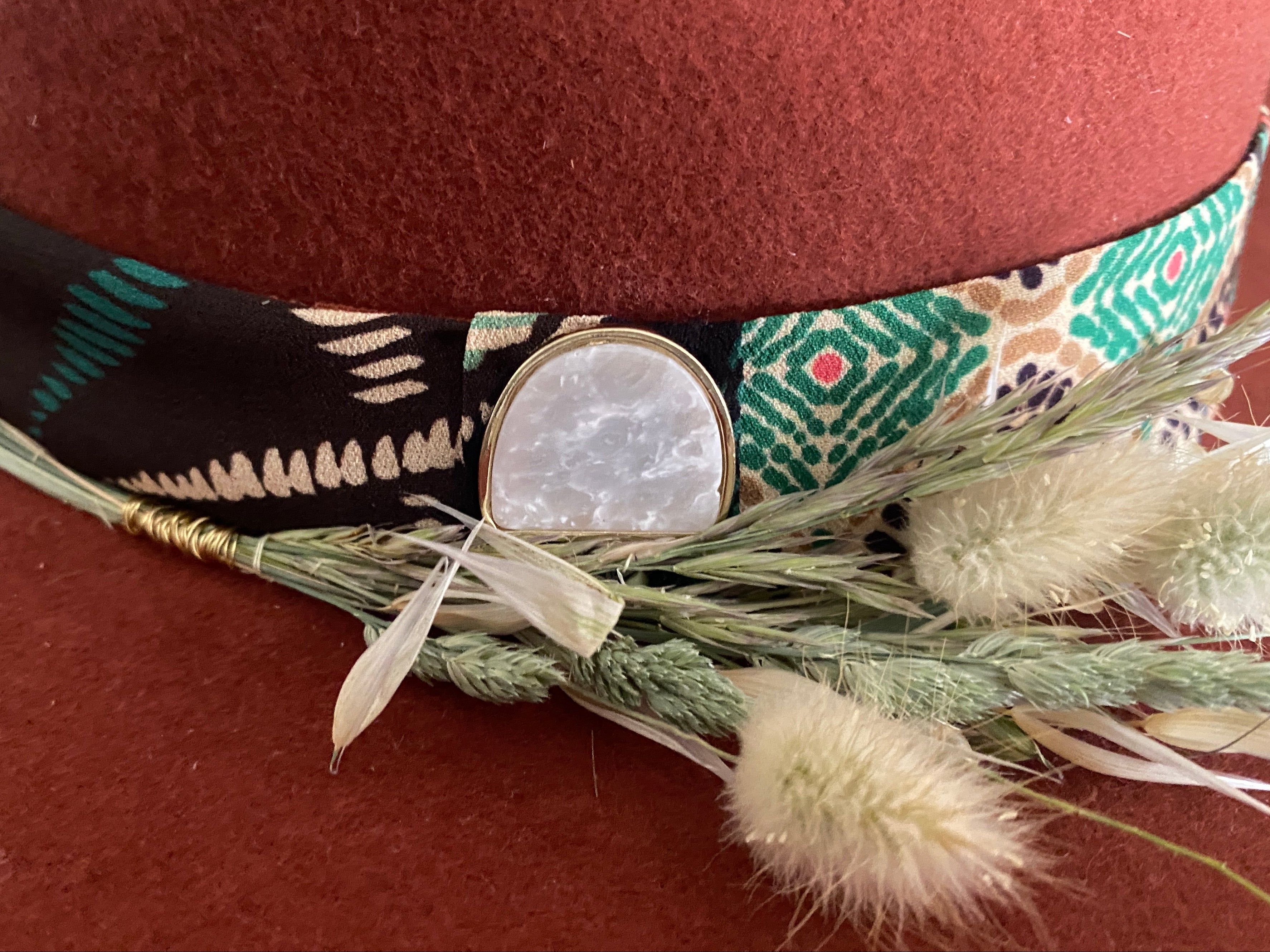 Détail bijou nacré doré