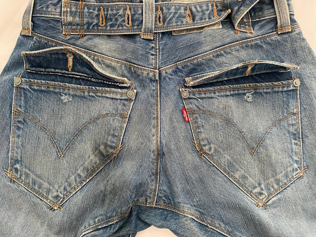 Vue de dos, détail poches arrière – boutons arrachés (imperfection mentionnée)