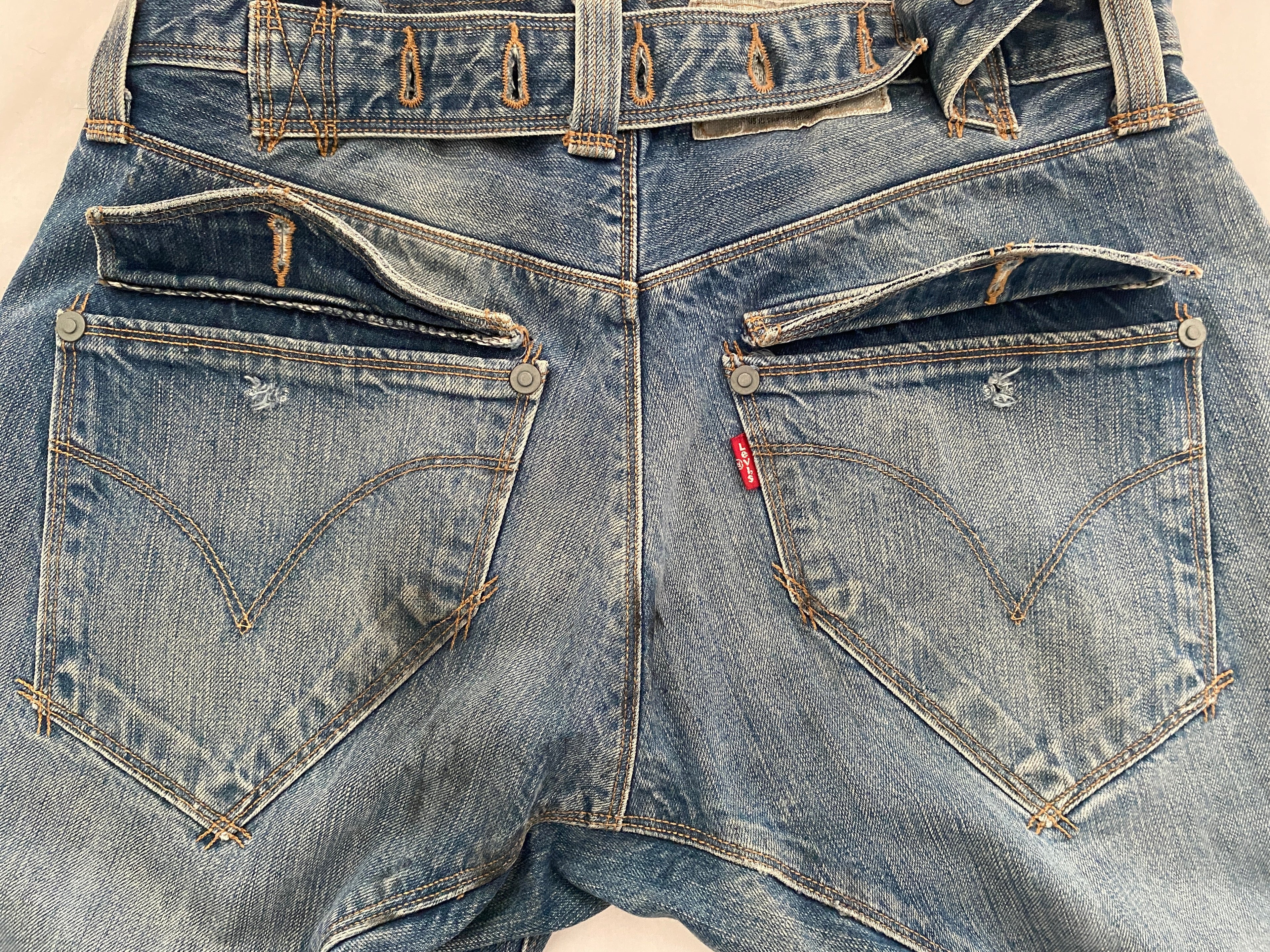 Vue de dos, détail poches arrière – boutons arrachés (imperfection mentionnée)