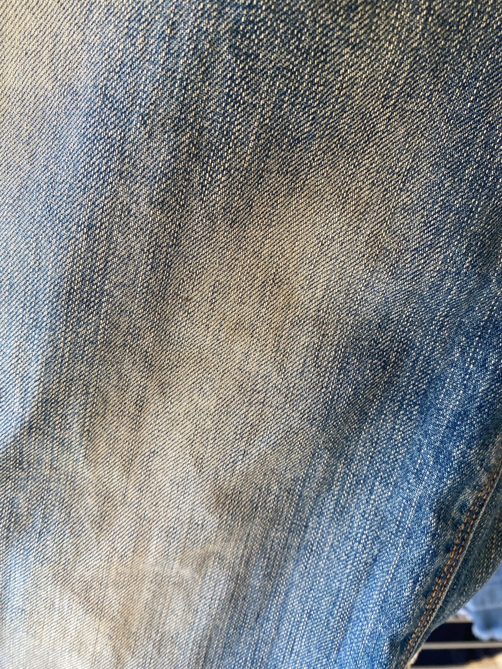 Vue de face, détail tache haut de cuisse (imperfection mentionnée)