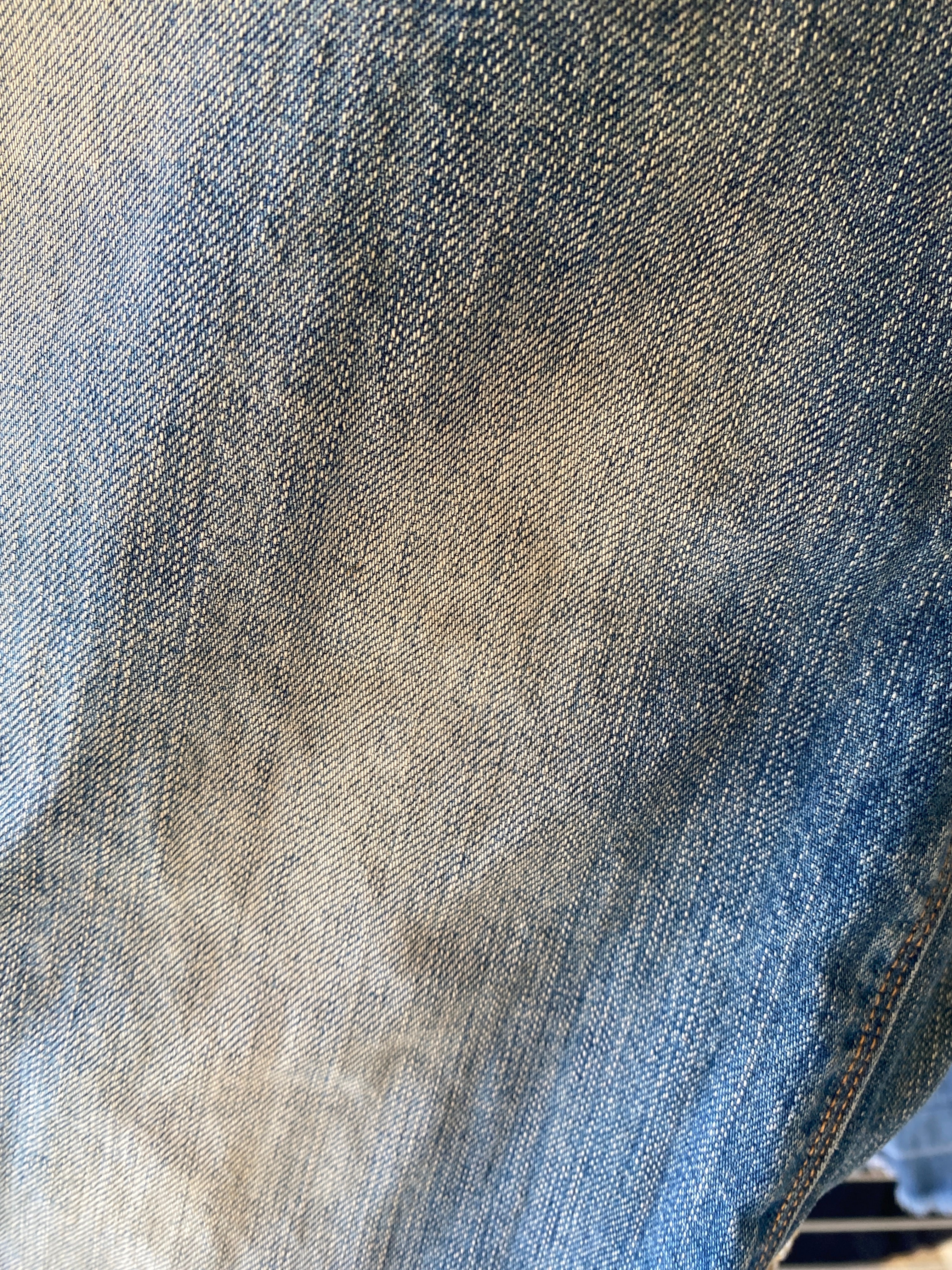 Vue de face, détail tache haut de cuisse (imperfection mentionnée)
