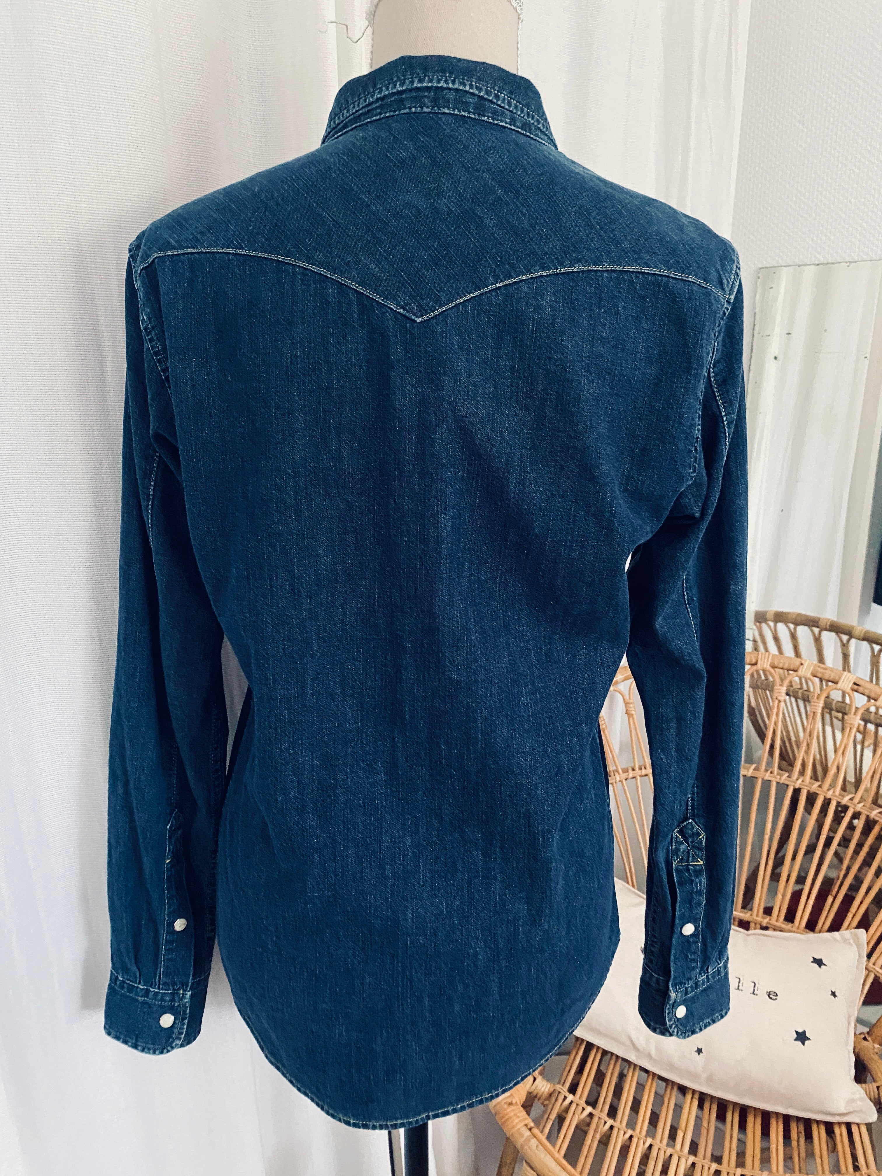 Chemise western denim Lee – vue de dos intégrale portée sur buste – coupe droite, coutures contrastantes jaunes