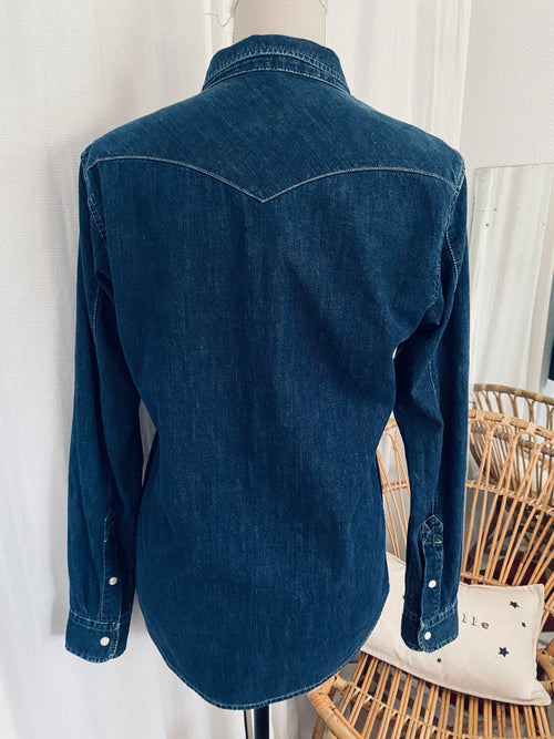 Chemise western denim Lee – vue de dos intégrale portée sur buste – coupe droite, coutures contrastantes jaunes