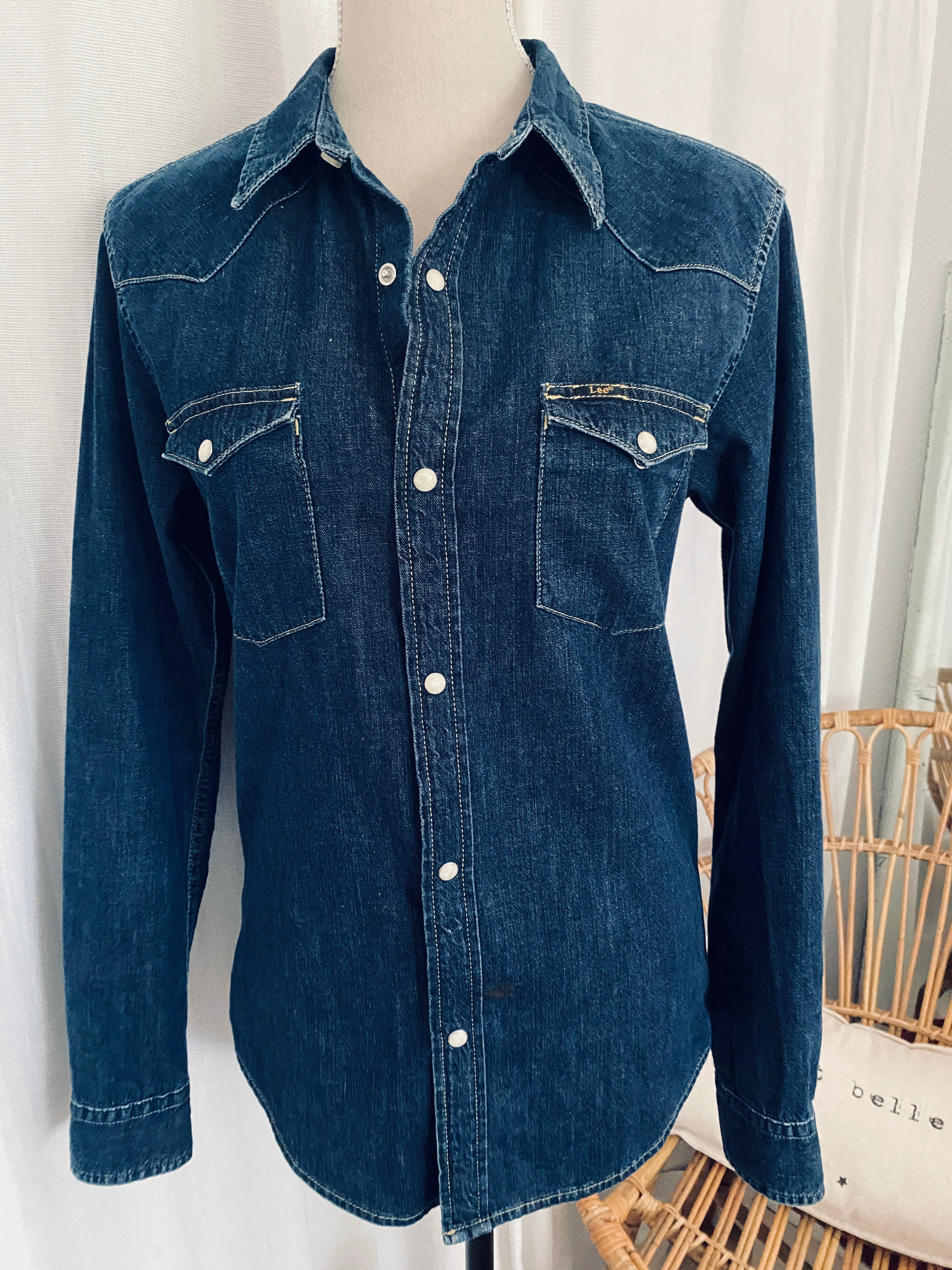 Chemise western denim Lee – vue de face intégrale portée sur buste – indigo foncé, col pointu, boutons pression nacre