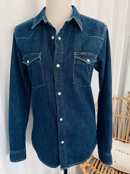 Chemise western denim Lee – vue de face intégrale portée sur buste – indigo foncé, col pointu, boutons pression nacre
