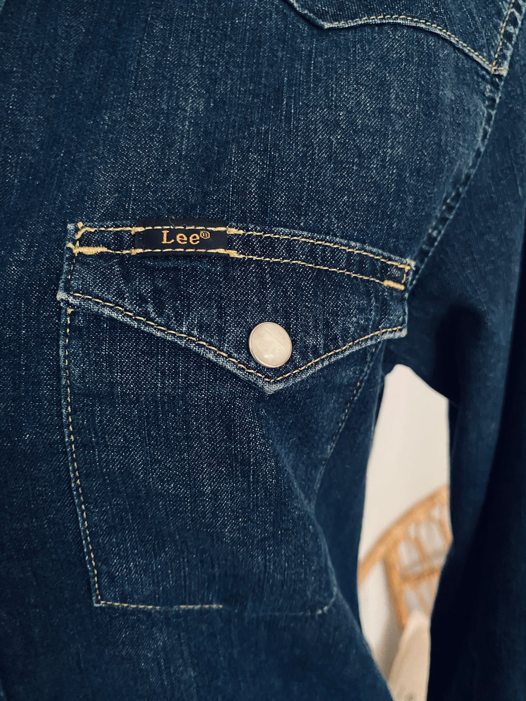 Chemise western denim Lee – détail poche poitrine avec tab logo Lee® et bouton pression nacre