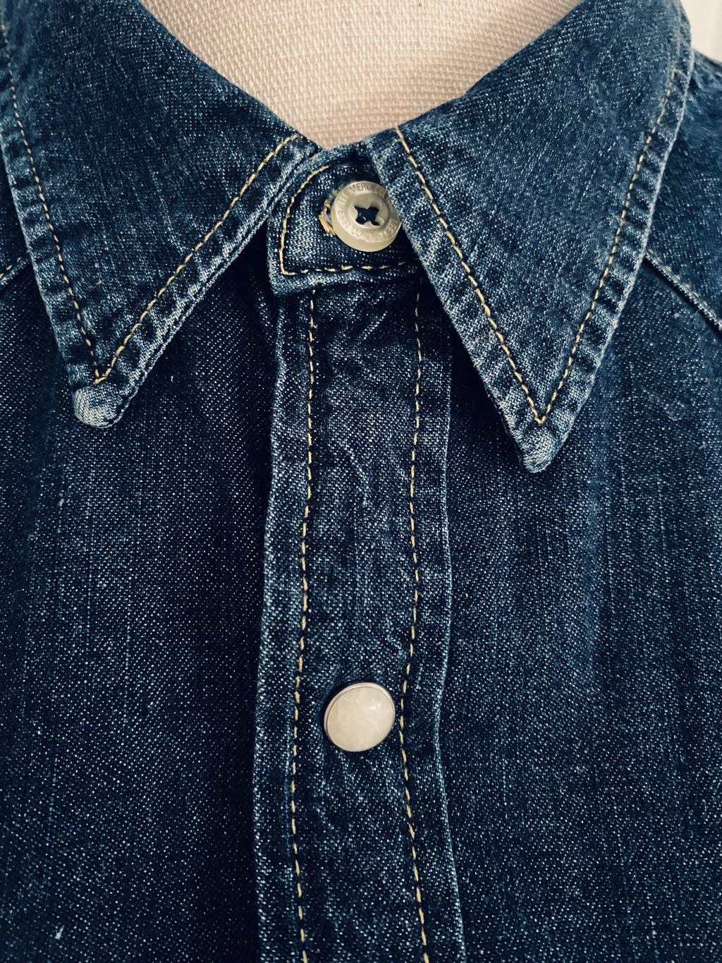 Chemise western denim Lee – détail col pointu et boutonnage pression nacre – légère usure imperceptible à la pointe du col gauche