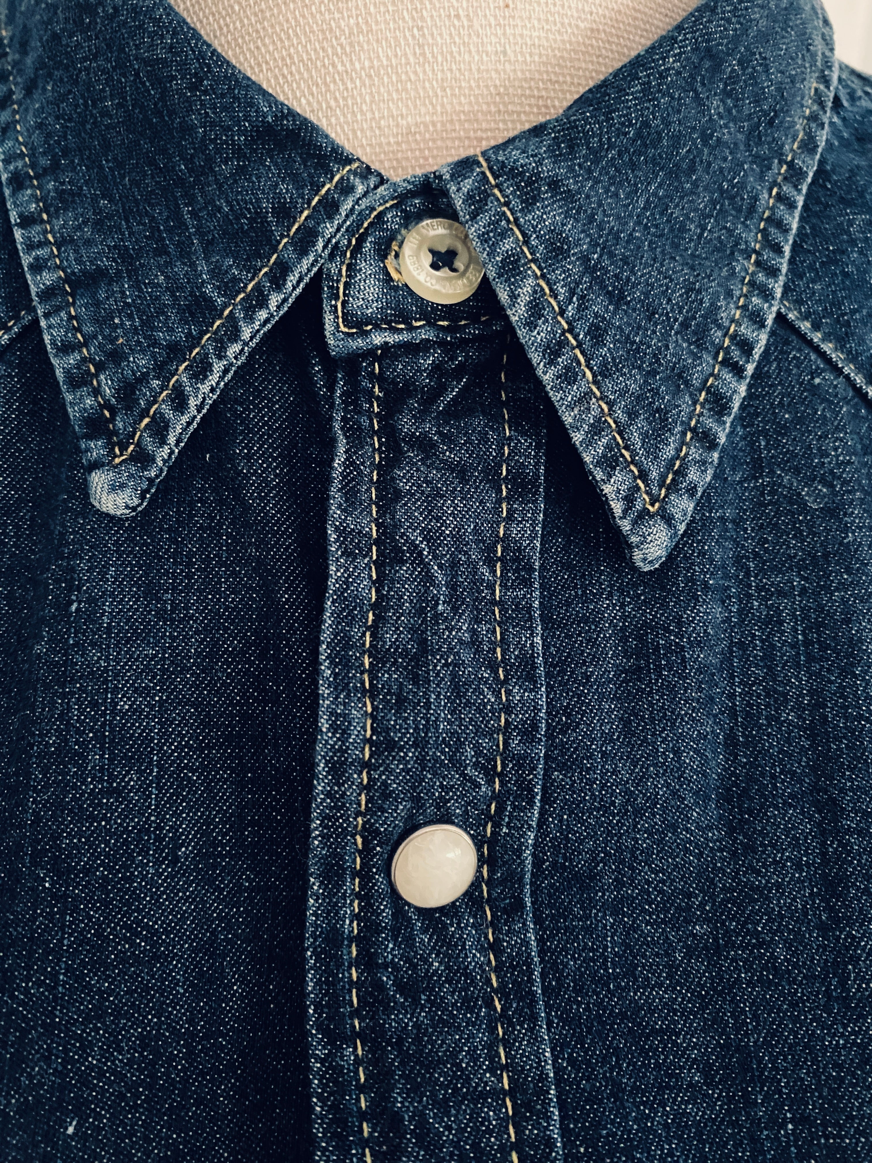Chemise western denim Lee – détail col pointu et boutonnage pression nacre – légère usure imperceptible à la pointe du col gauche