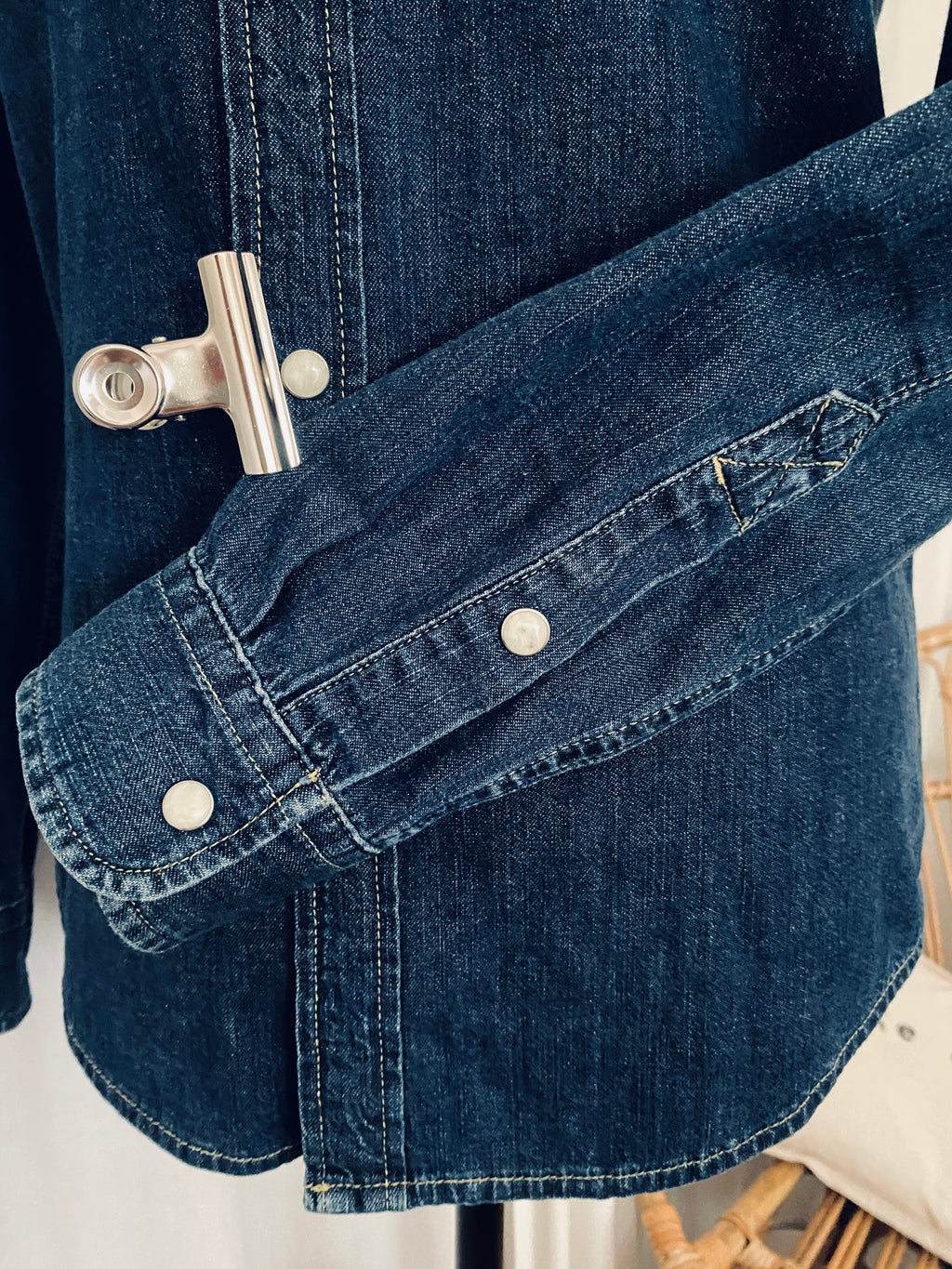 Chemise western denim Lee – détail manchette et poignet, double bouton pression nacre