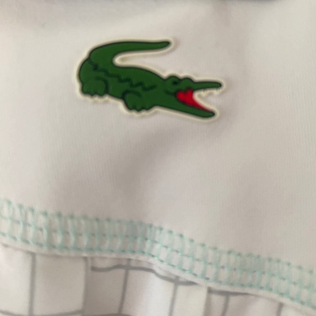 Détail logo crocodile Lacoste en appliqué, vue de face