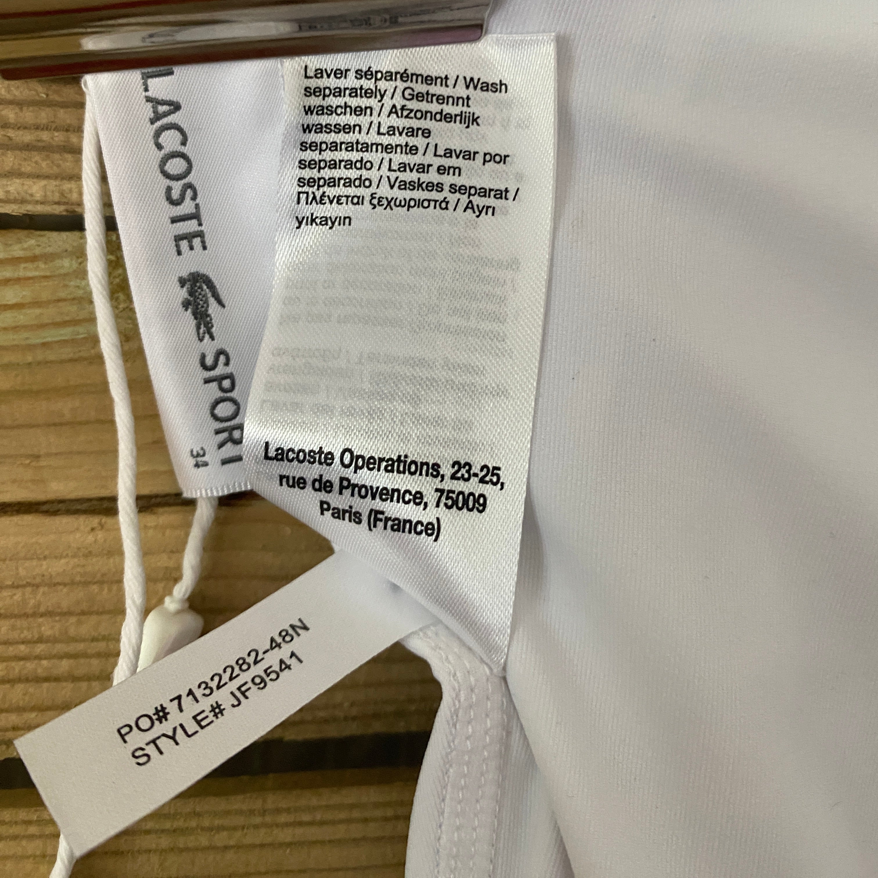 Détail étiquette composition – polyester et élasthanne