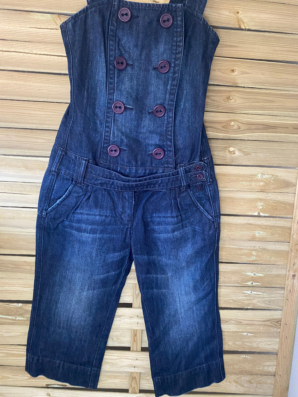 Vue de face, focus bustier et double boutonnage prune
