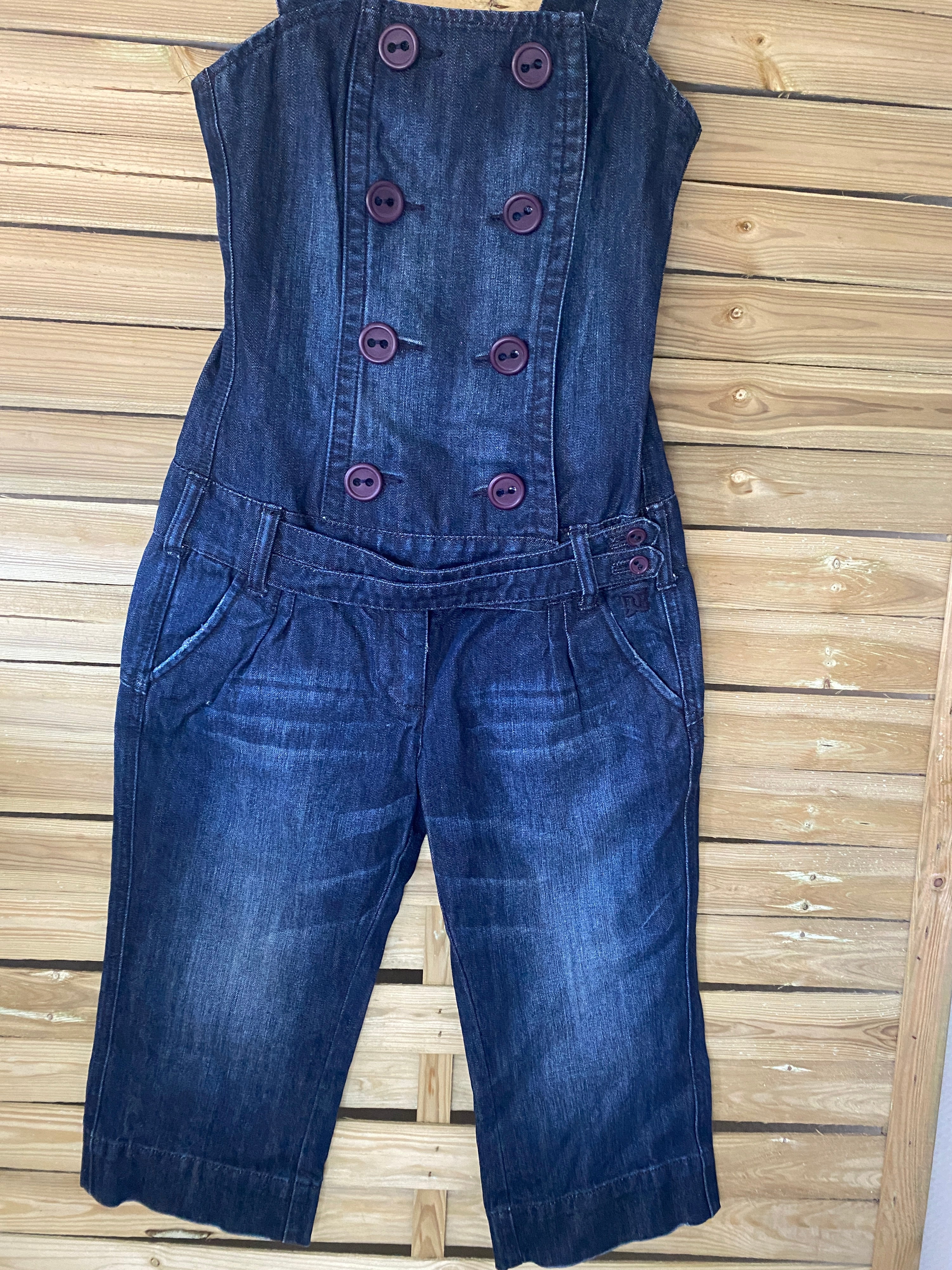 Vue de face, focus bustier et double boutonnage prune