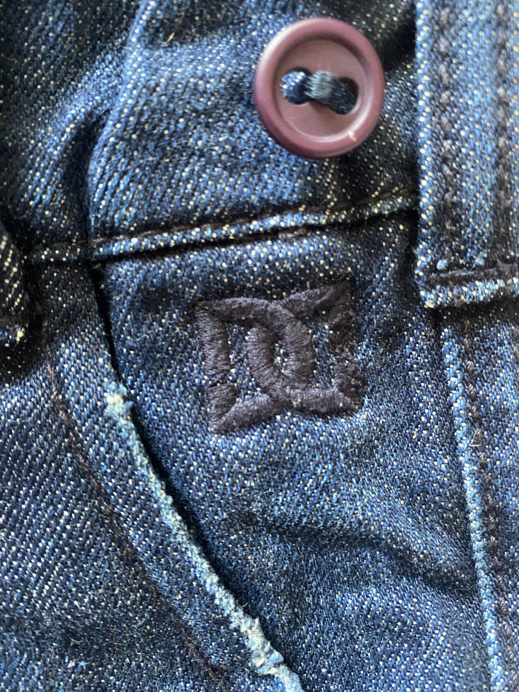 Focus broderie DC Shoes face avant et usure poche