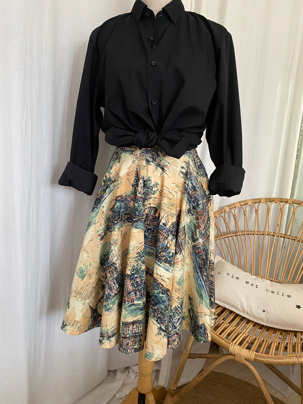 Jupe circle skirt vintage New Look – vue de face portée sur mannequin, associée à une chemise noire nouée – print monuments historiques croquis aquarelle