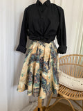 Jupe circle skirt vintage New Look – vue de face portée sur mannequin, associée à une chemise noire nouée – print monuments historiques croquis aquarelle