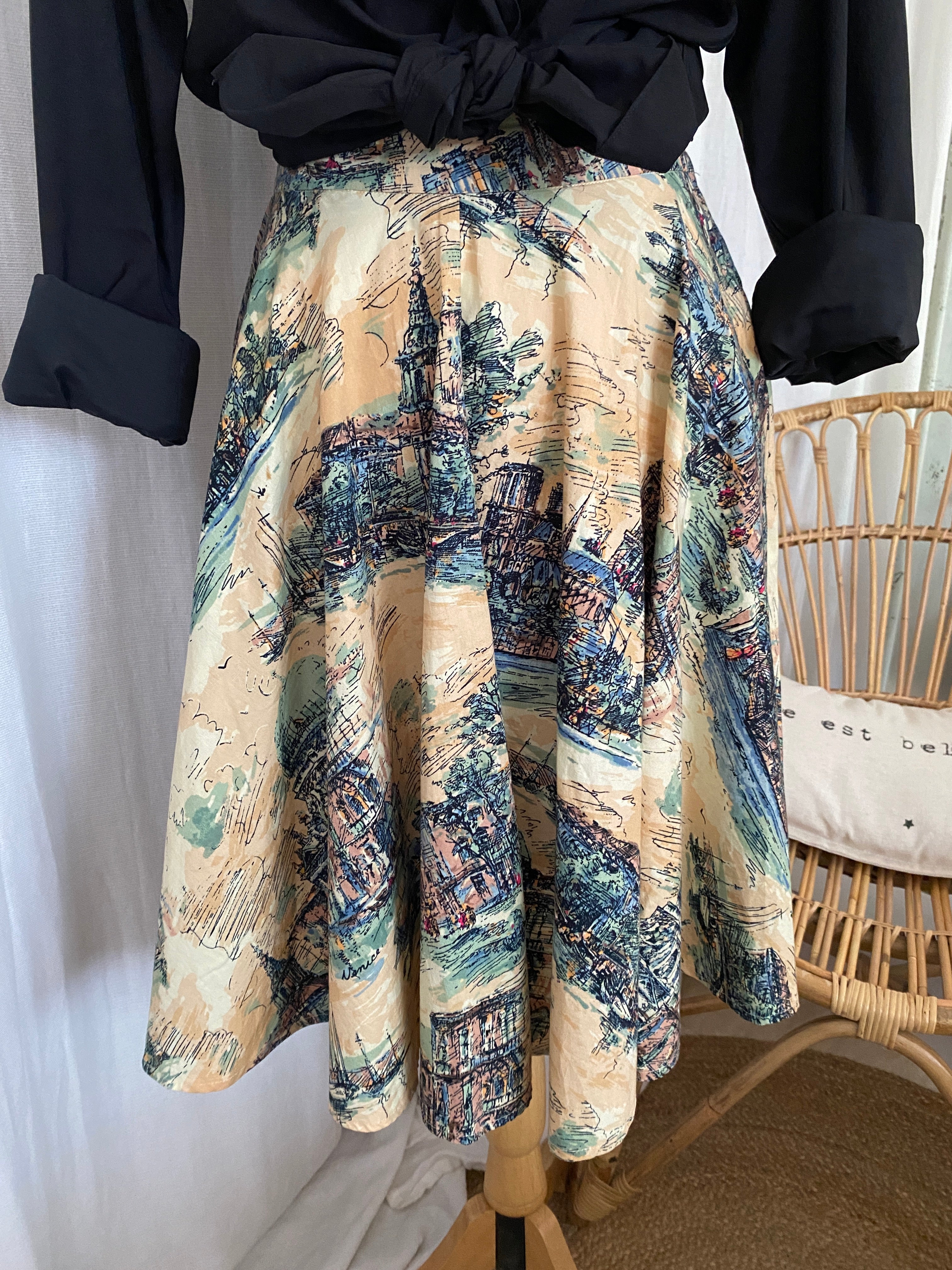 Jupe circle skirt vintage New Look – vue de dos, coupe évasée et grands pans – print monuments historiques européens