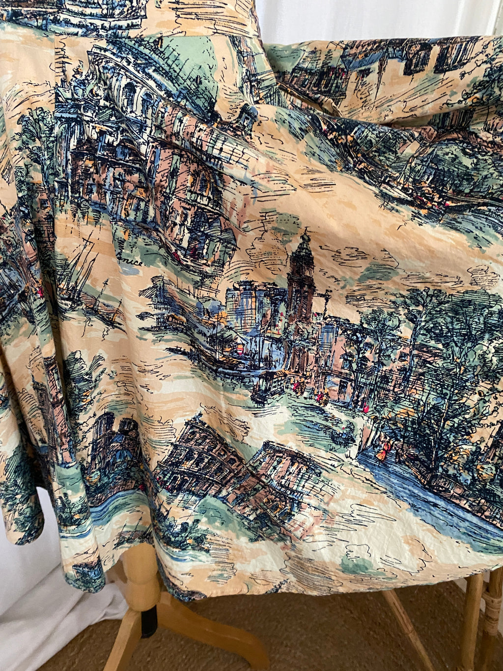 Jupe circle skirt vintage New Look – détail du tissu imprimé : monuments historiques européens dessinés à l'encre et rehaussés d'aquarelle, palette beige, bleu et vert