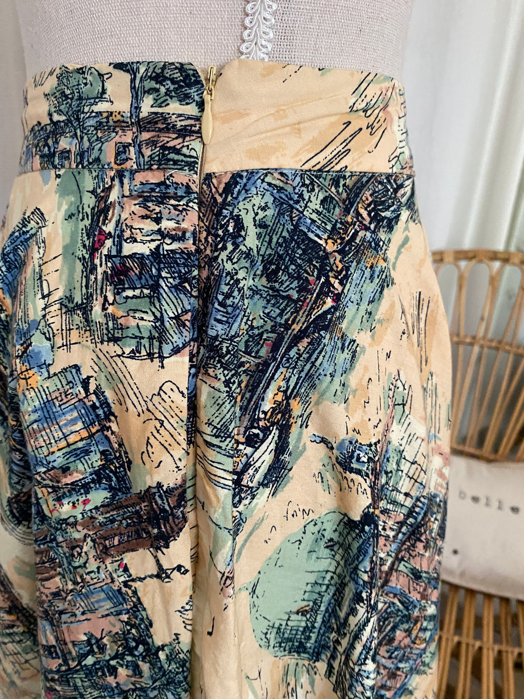 Jupe circle skirt vintage New Look – détail côté : fermeture zip et poche intégrée – ceinture haute structurée