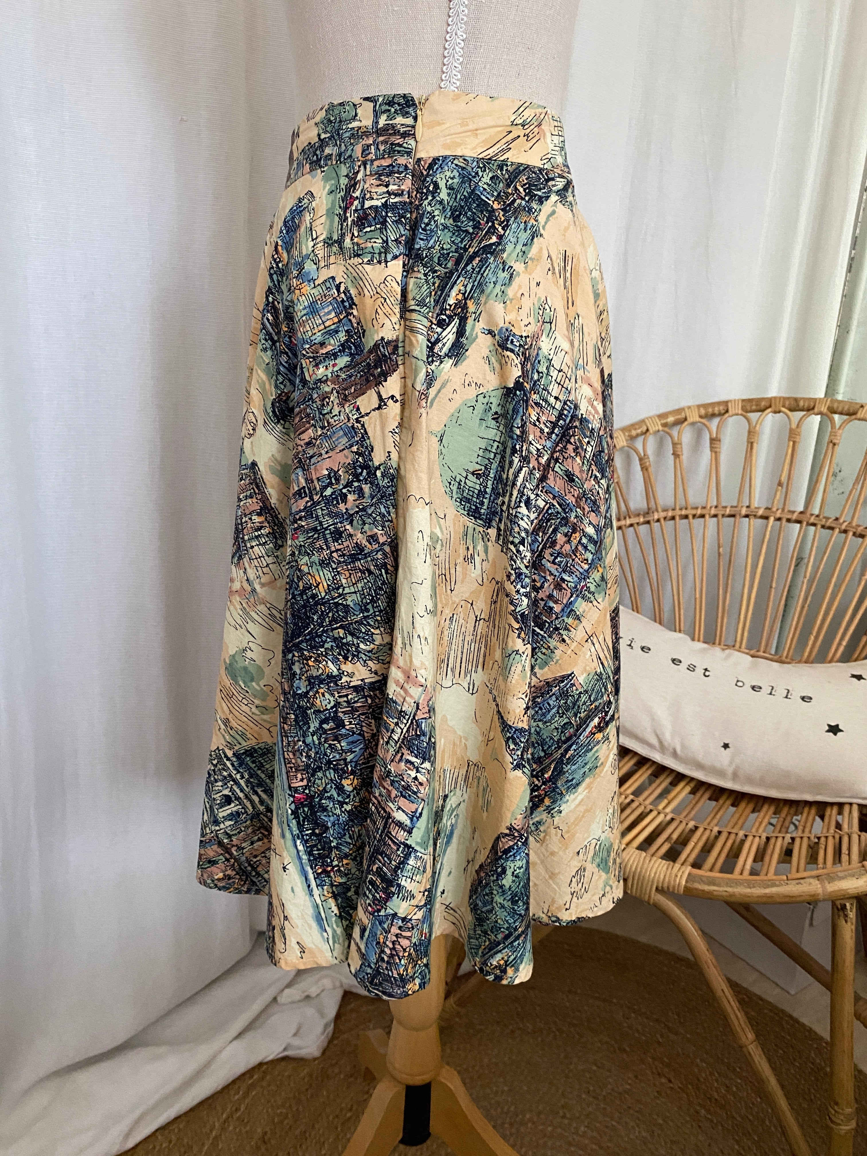 Jupe circle skirt vintage New Look – vue de côté, volume des pans et longueur midi – print monuments historiques tons beige, vert et bleu