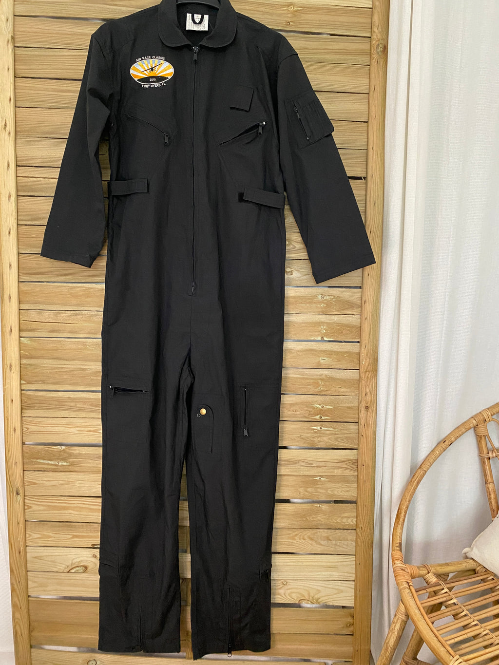 Combinaison mécano aviation noire – vue de face intégrale à plat – coupe une pièce, double zip central, multi-poches