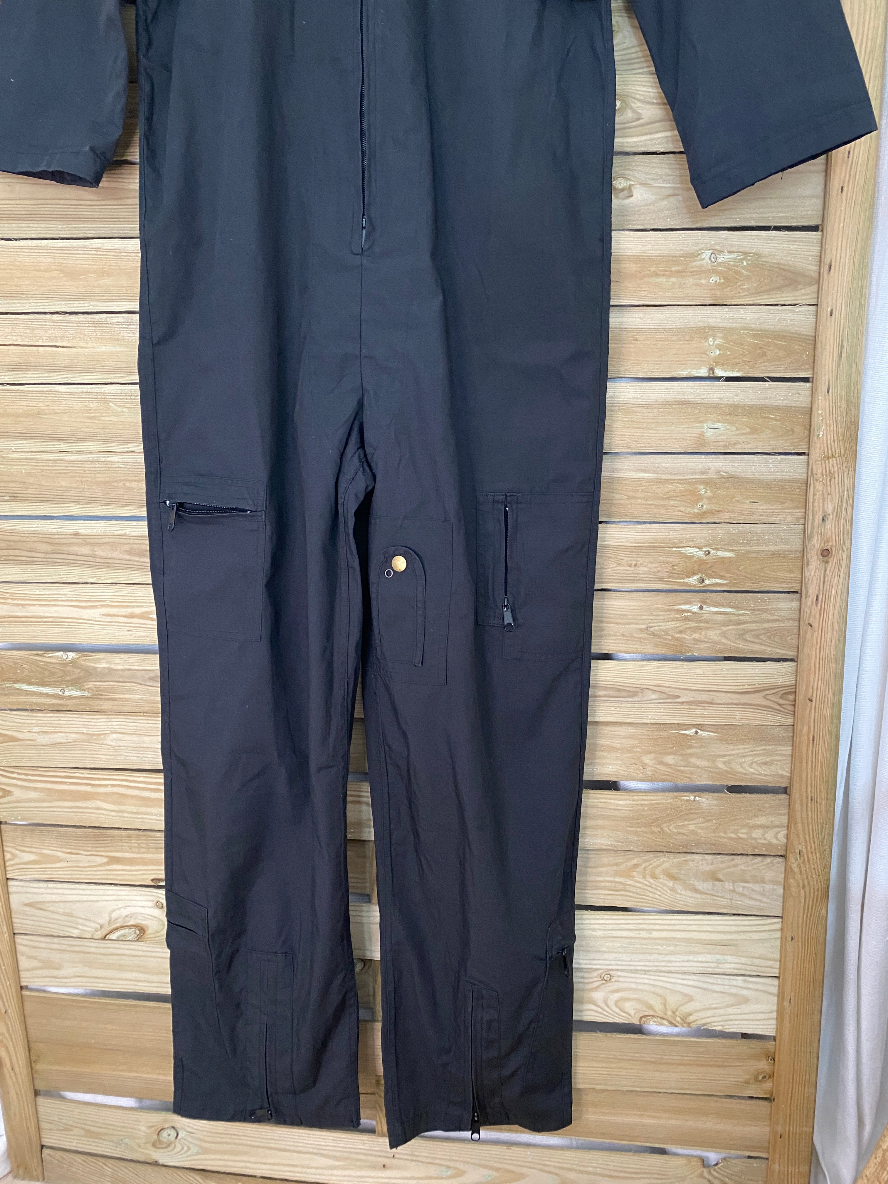 Combinaison mécano aviation noire – détail bas : poches genoux zippées et poche bas de jambe