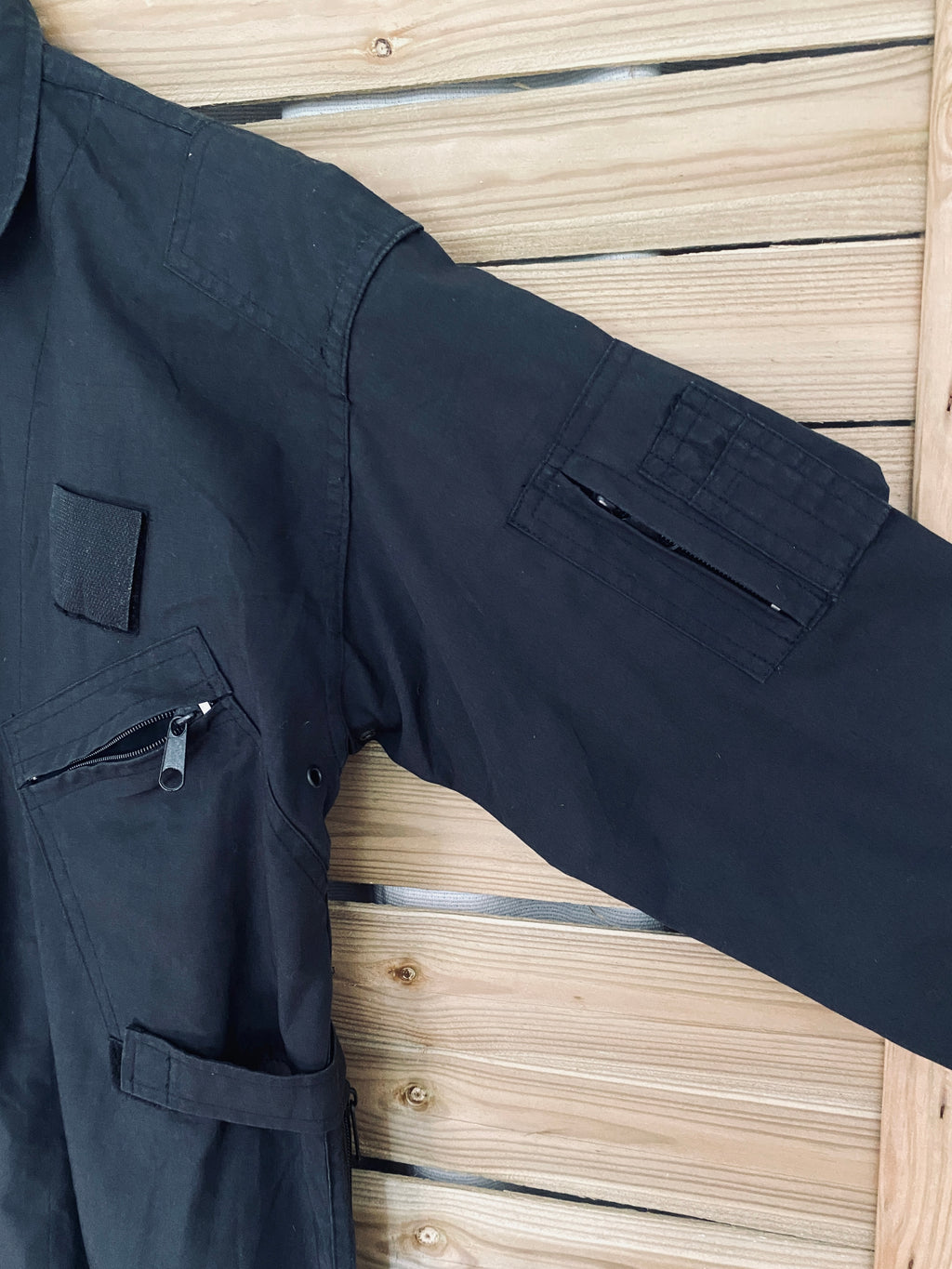 Combinaison mécano aviation noire – détail poches poitrine zippées, patch et poche zippée sur manche