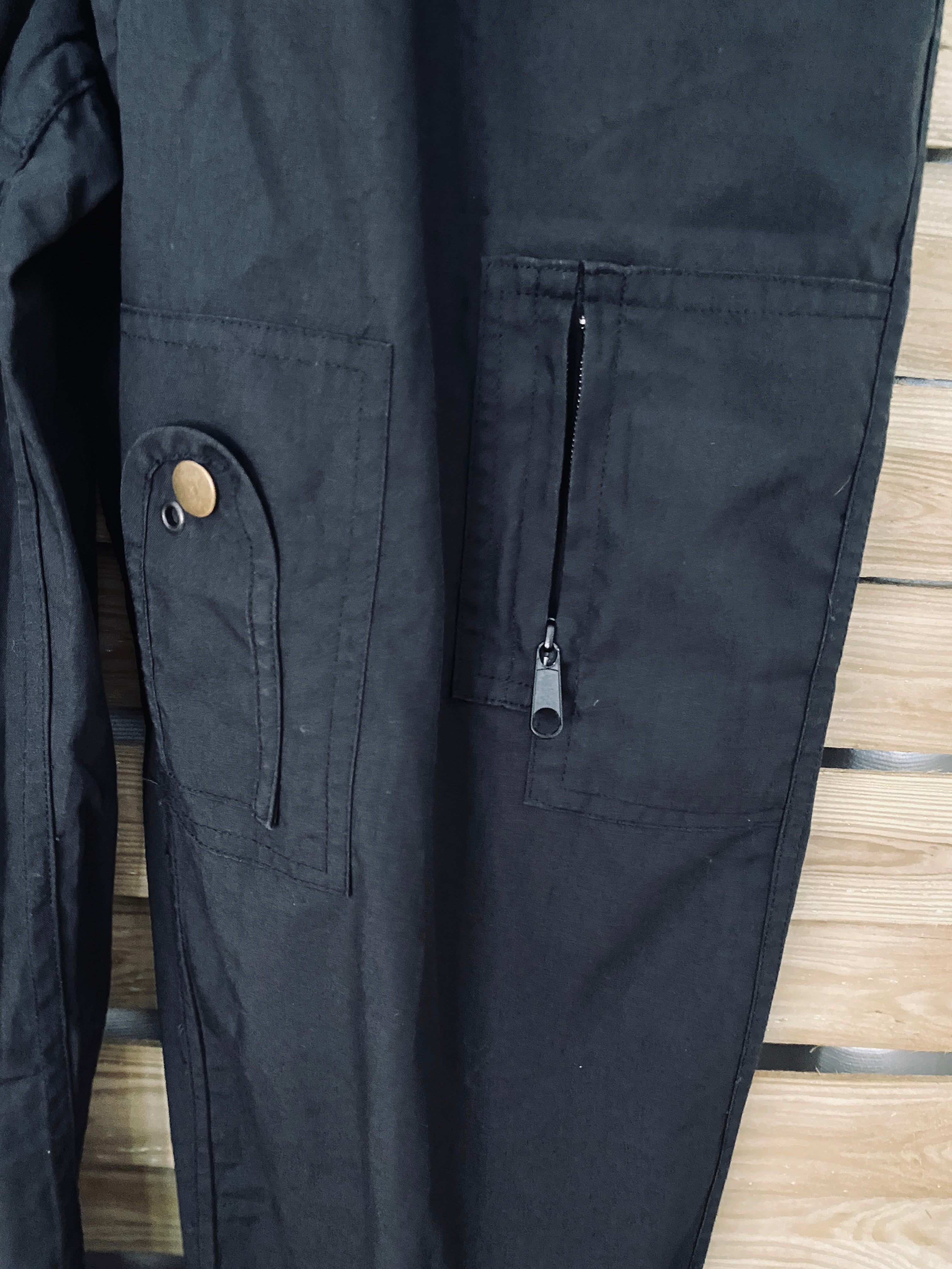 Combinaison flight suit noire – détail poche zippée bas de jambe – fonctionnalité workwear aviation