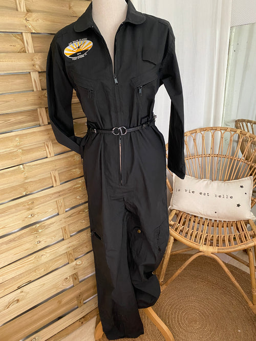 Combinaison mécano aviation noire – vue de face intégrale portée sur buste, ceinturée pour inspiration styling – flight suit workwear