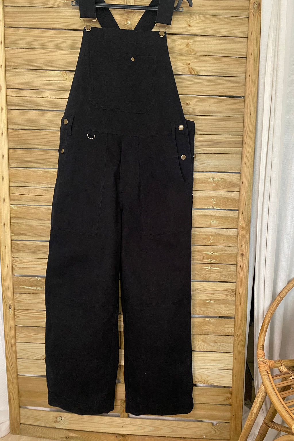 Salopette workwear SÜK denim brut noir vue de face sur cintre, coupe large et tombante