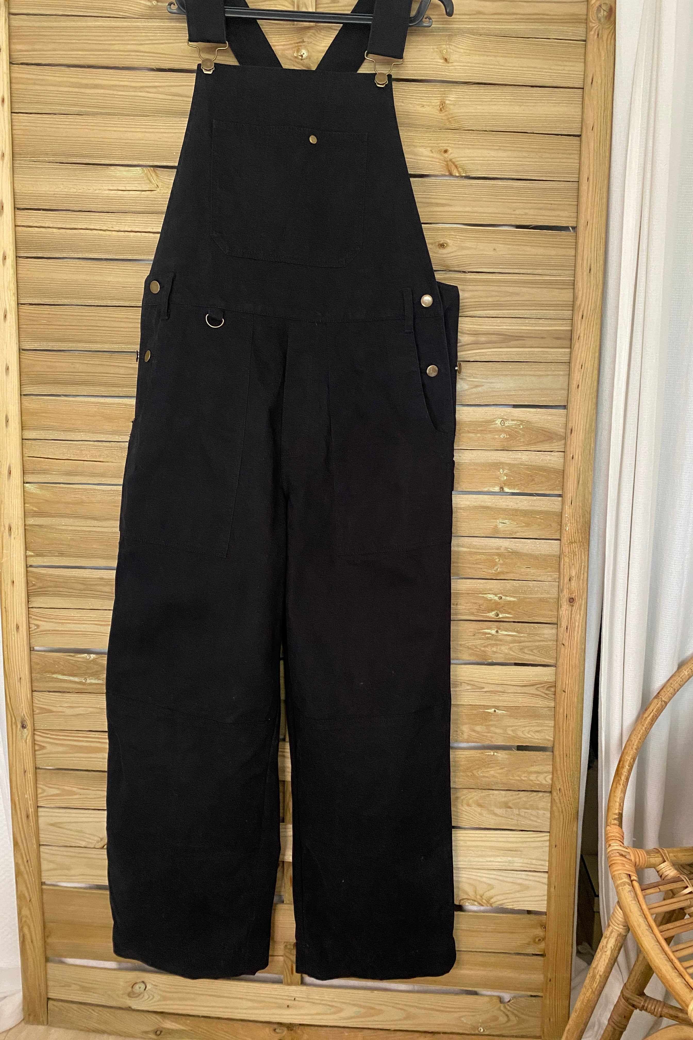 Salopette workwear SÜK denim brut noir vue de face sur cintre, coupe large et tombante