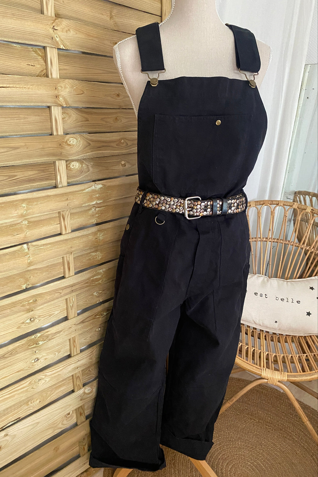 Salopette workwear SÜK denim brut noir portée sur buste de face, stylisée avec une ceinture à rivets argentés (pour inspiration)