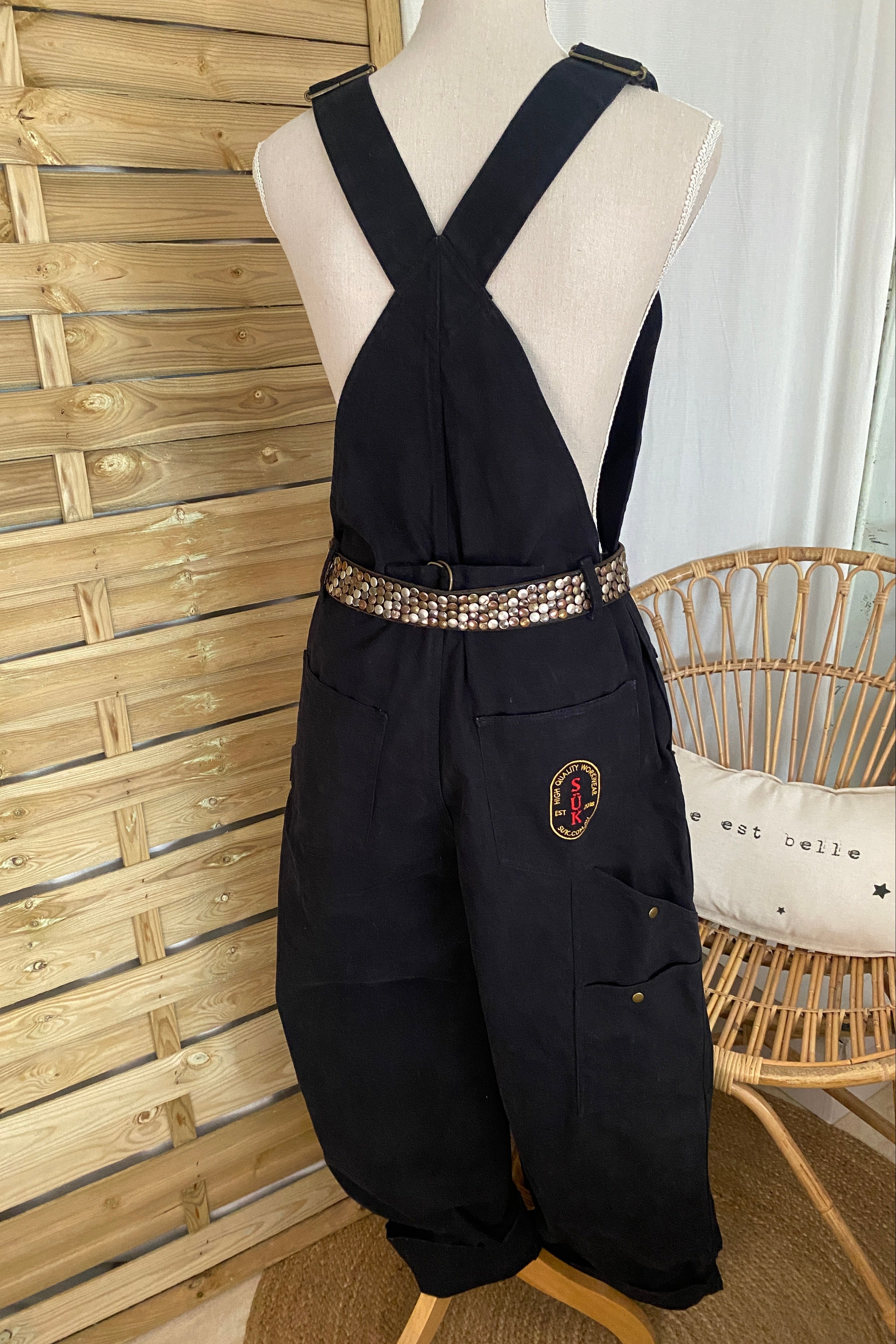 Salopette workwear SÜK denim brut noir vue de dos sur buste, bretelles croisées réglables visibles