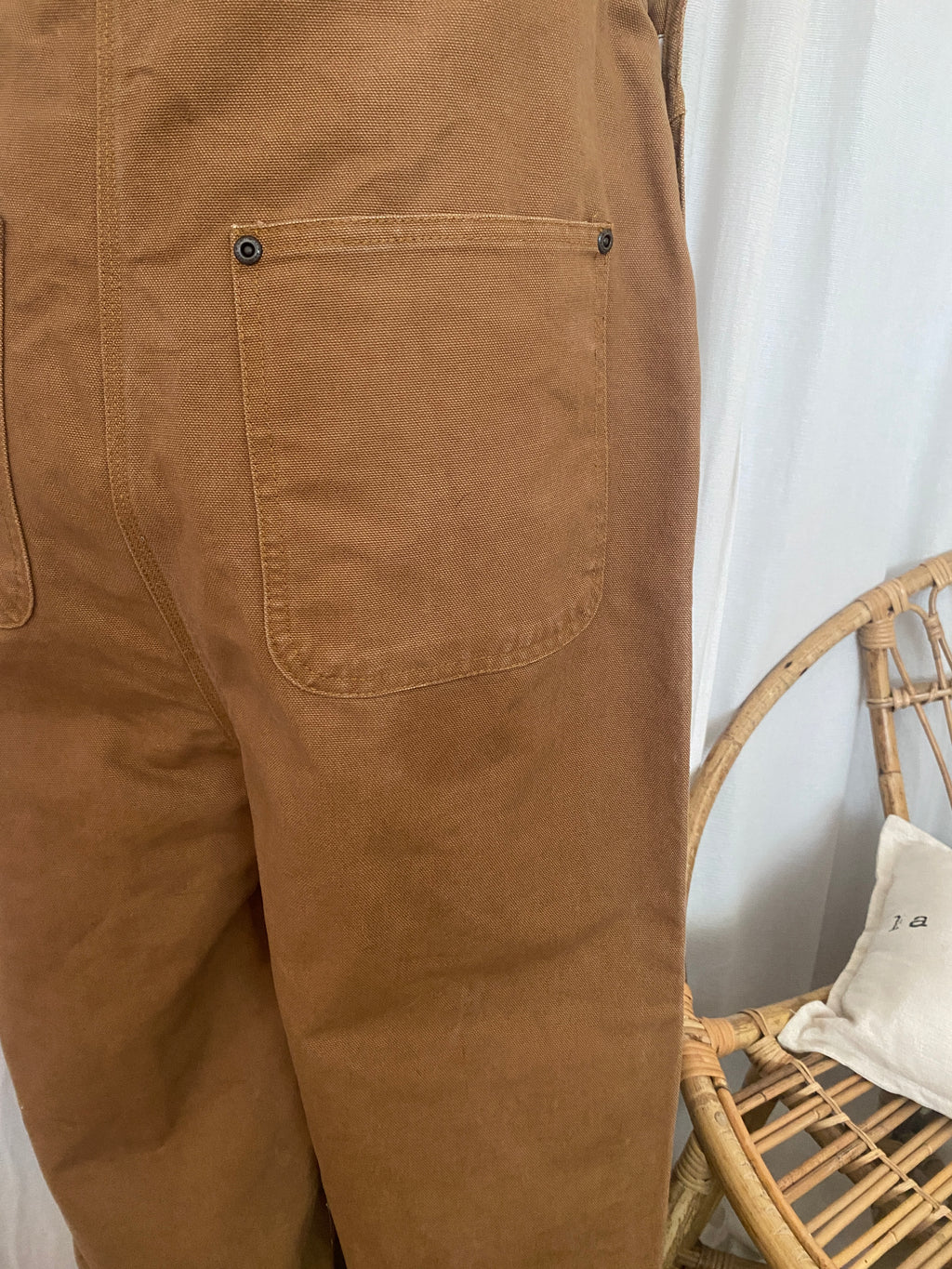 Vue de dos de la salopette Carhartt, détail tache de graisse sous la poche arrière droite — défaut mentionné