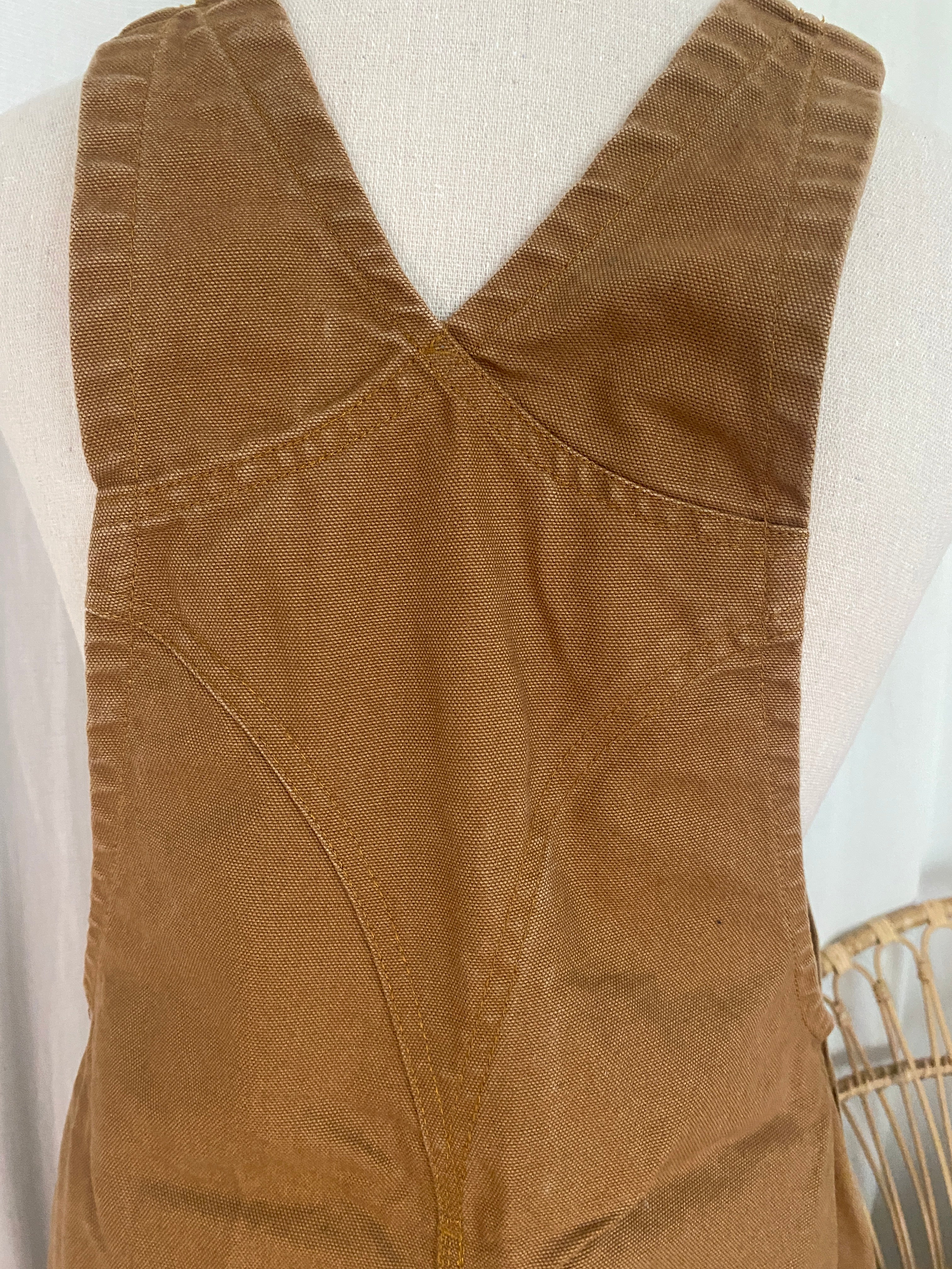 Vue de dos de la salopette Carhartt, détail dos et qualité des coutures renforcées en fil contrasté