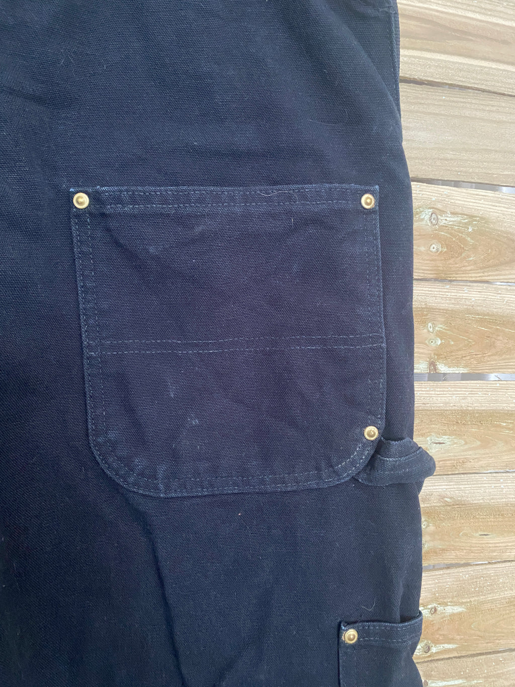 Salopette Carhartt noire – détail poche cargo dos, denim épais workwear