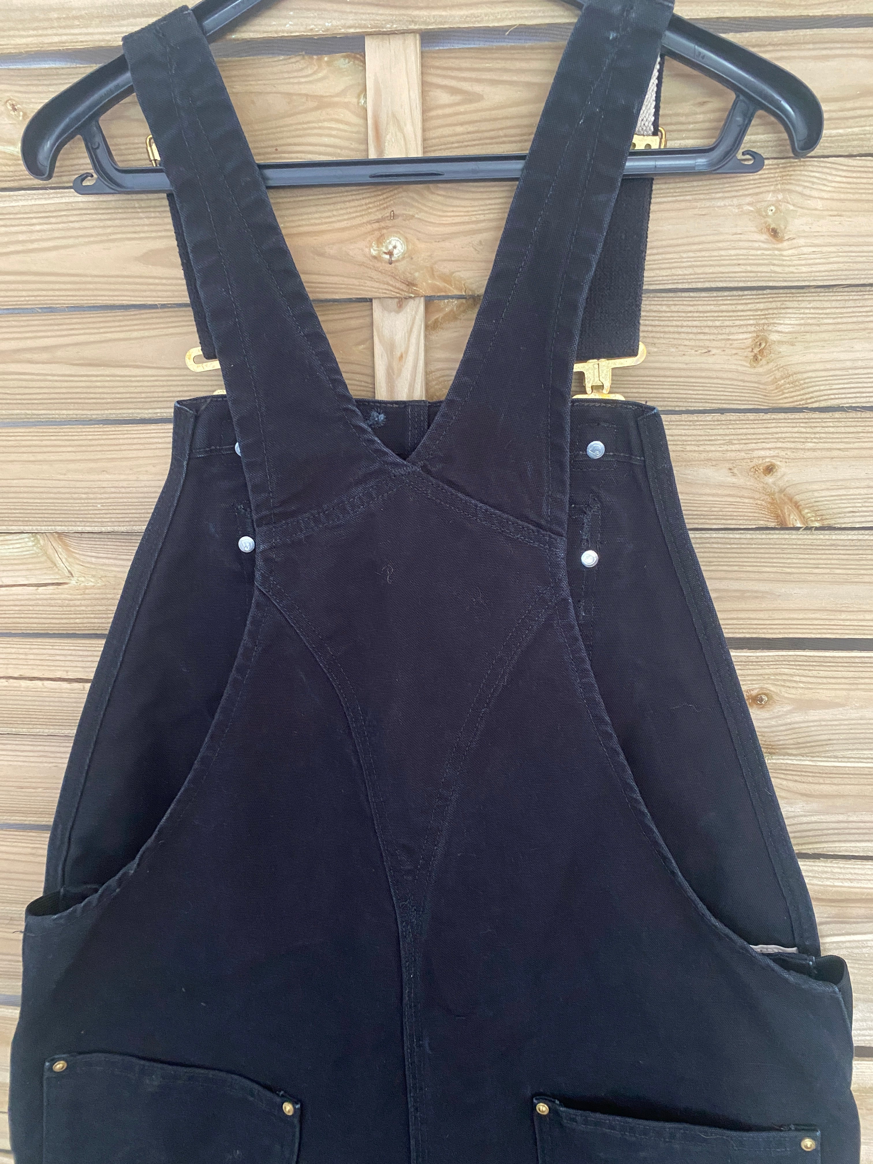 Salopette Carhartt noire – détail coutures et bretelles larges, vue de dos