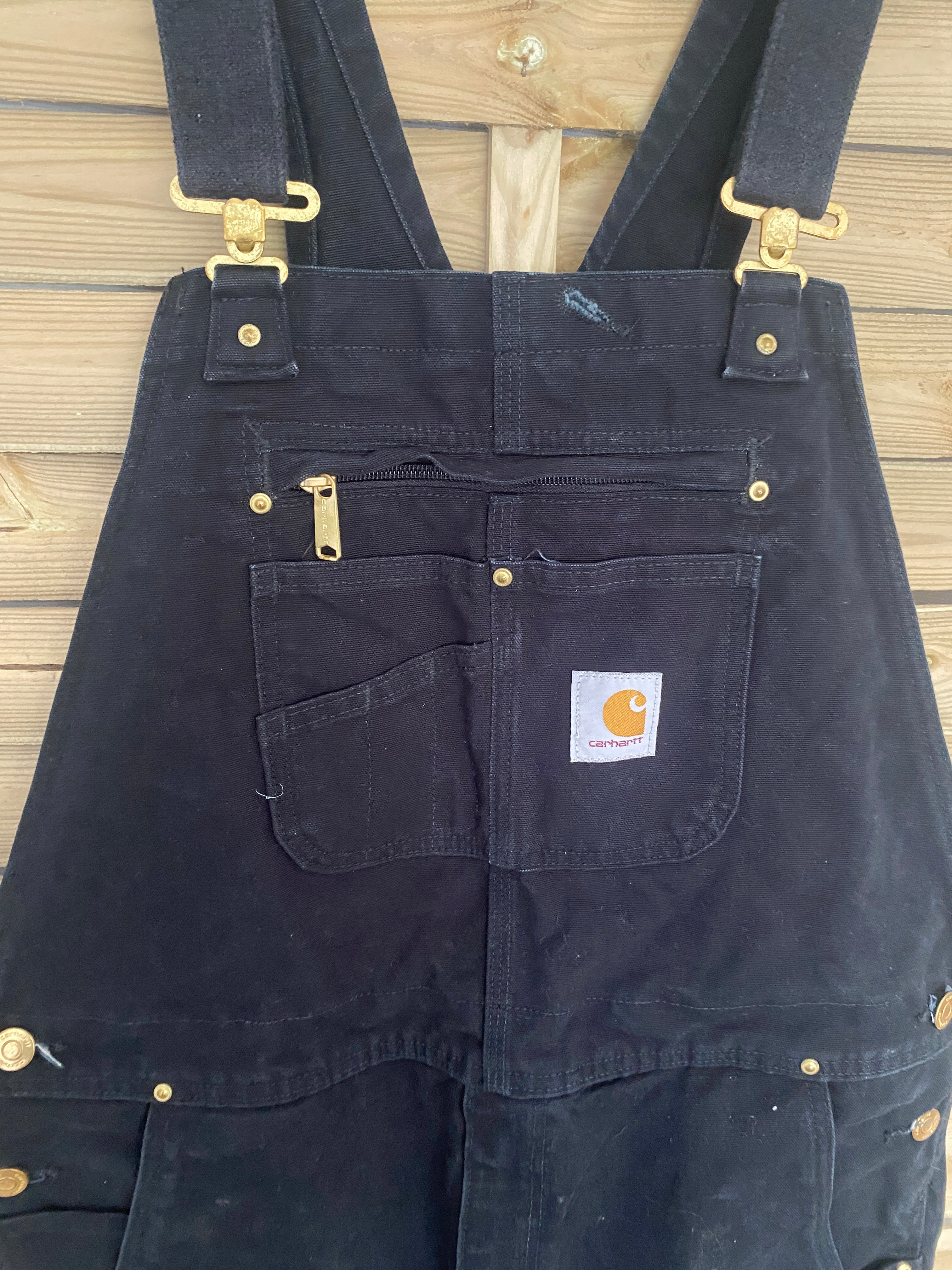 Salopette Carhartt noire – détail tablier avant, coupe ample workwear