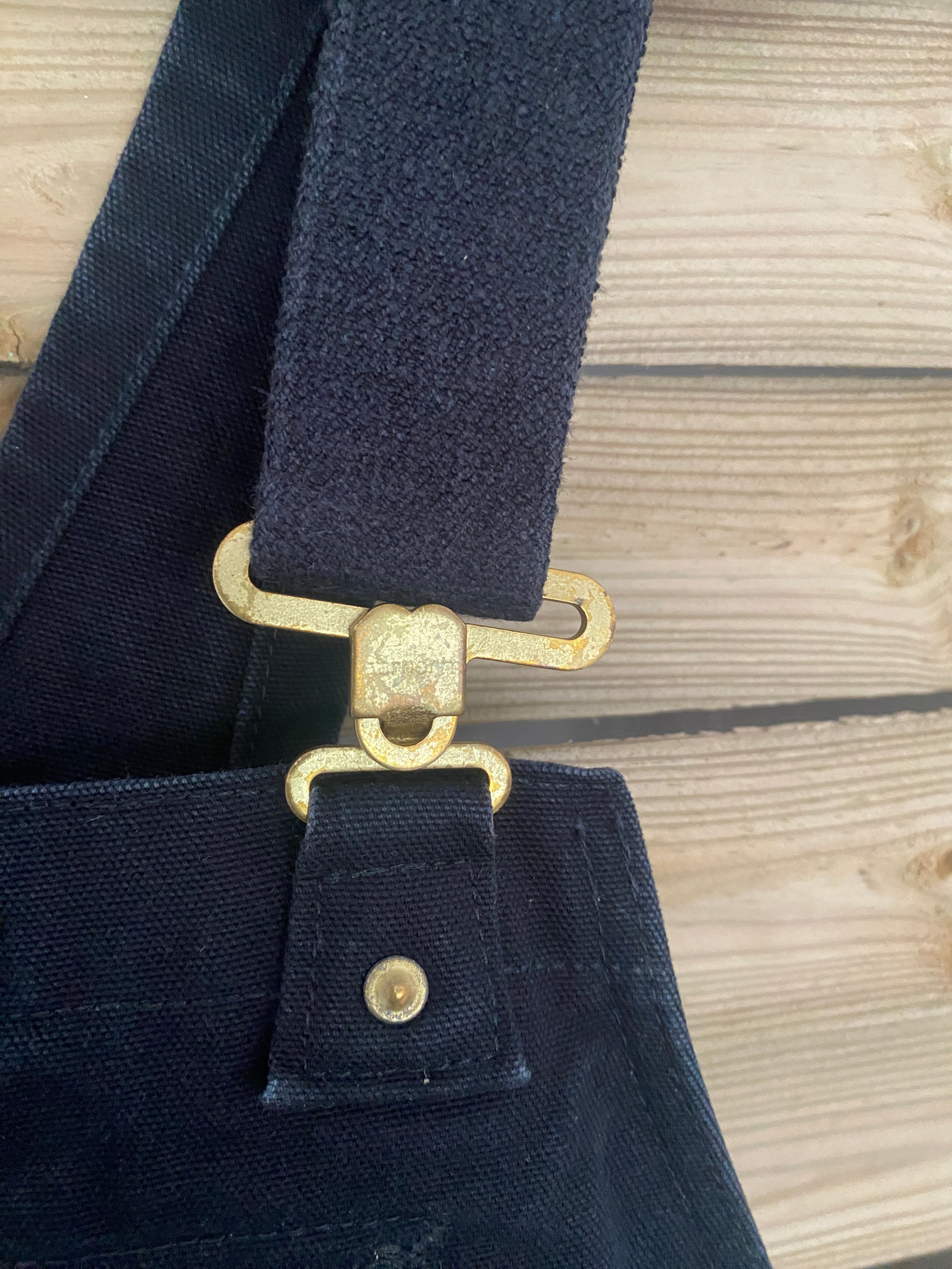 Détail attache et crochet doré bretelle – Salopette Carhartt Zip-to-Thigh noire