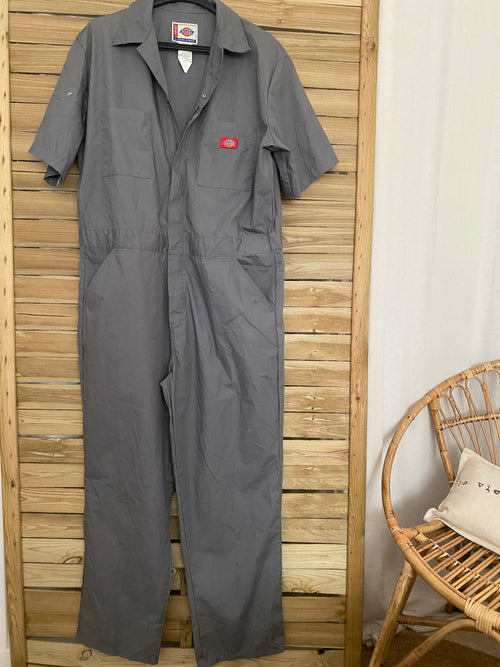 Combinaison Dickies Short Sleeve Coverall grise vue de face intégrale sur cintre – taille L
