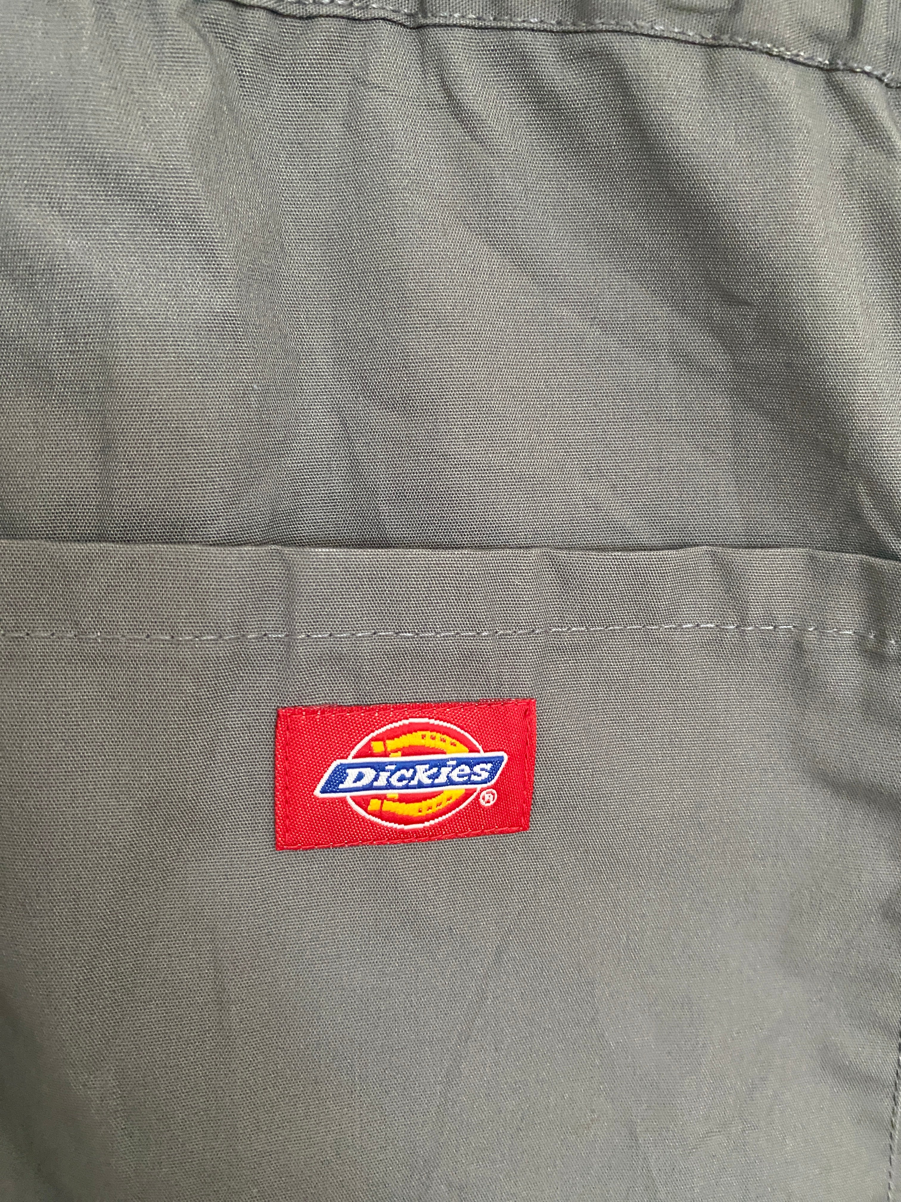 Détail patch Dickies rouge poche arrière – Combinaison workwear grise dos taille L
