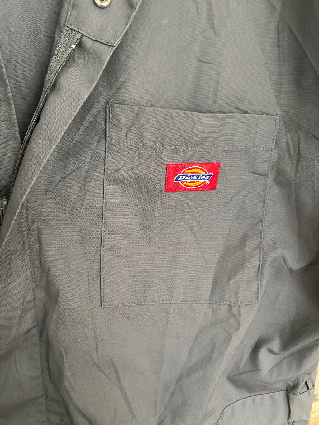 Détail patch Dickies rouge poche poitrine – Combinaison Short Sleeve Coverall grise