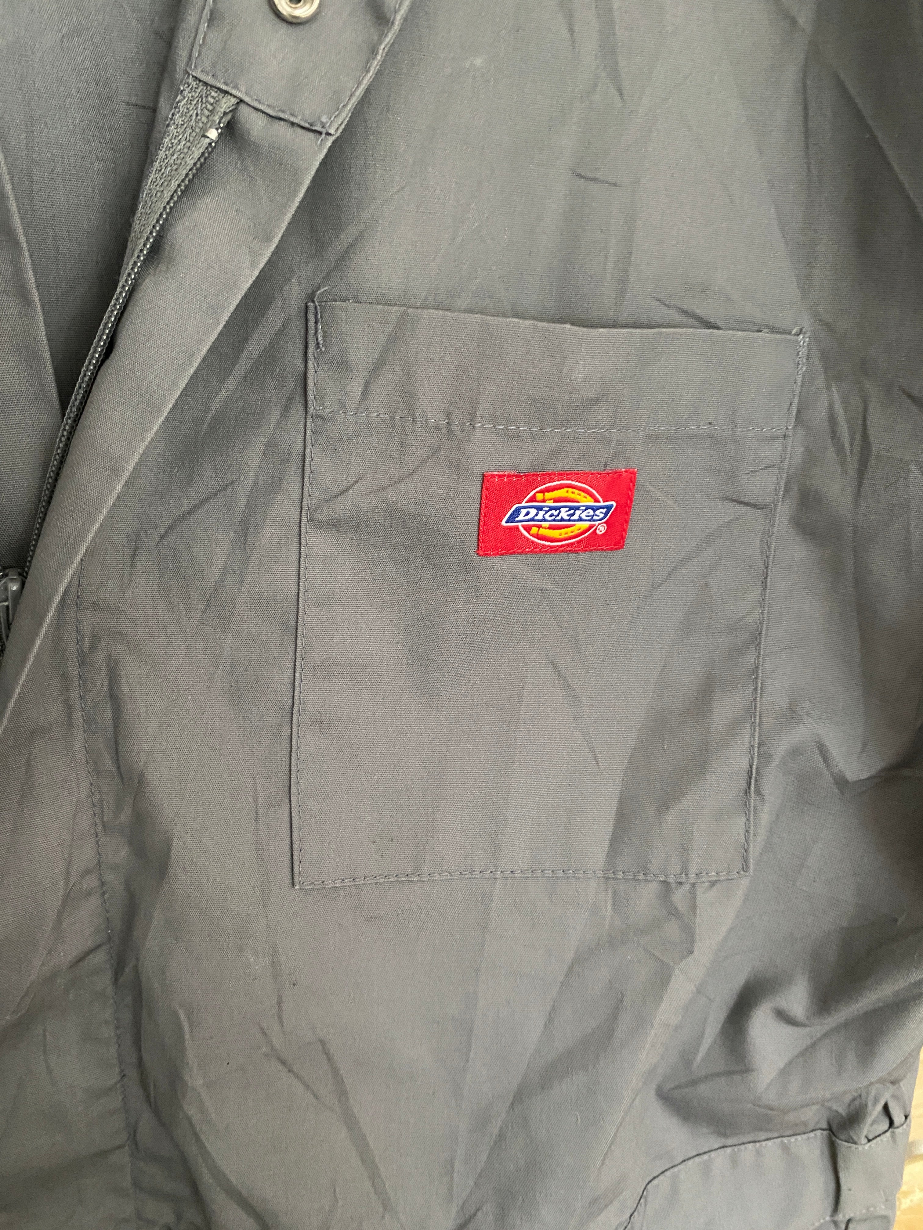 Détail patch Dickies rouge poche poitrine – Combinaison Short Sleeve Coverall grise
