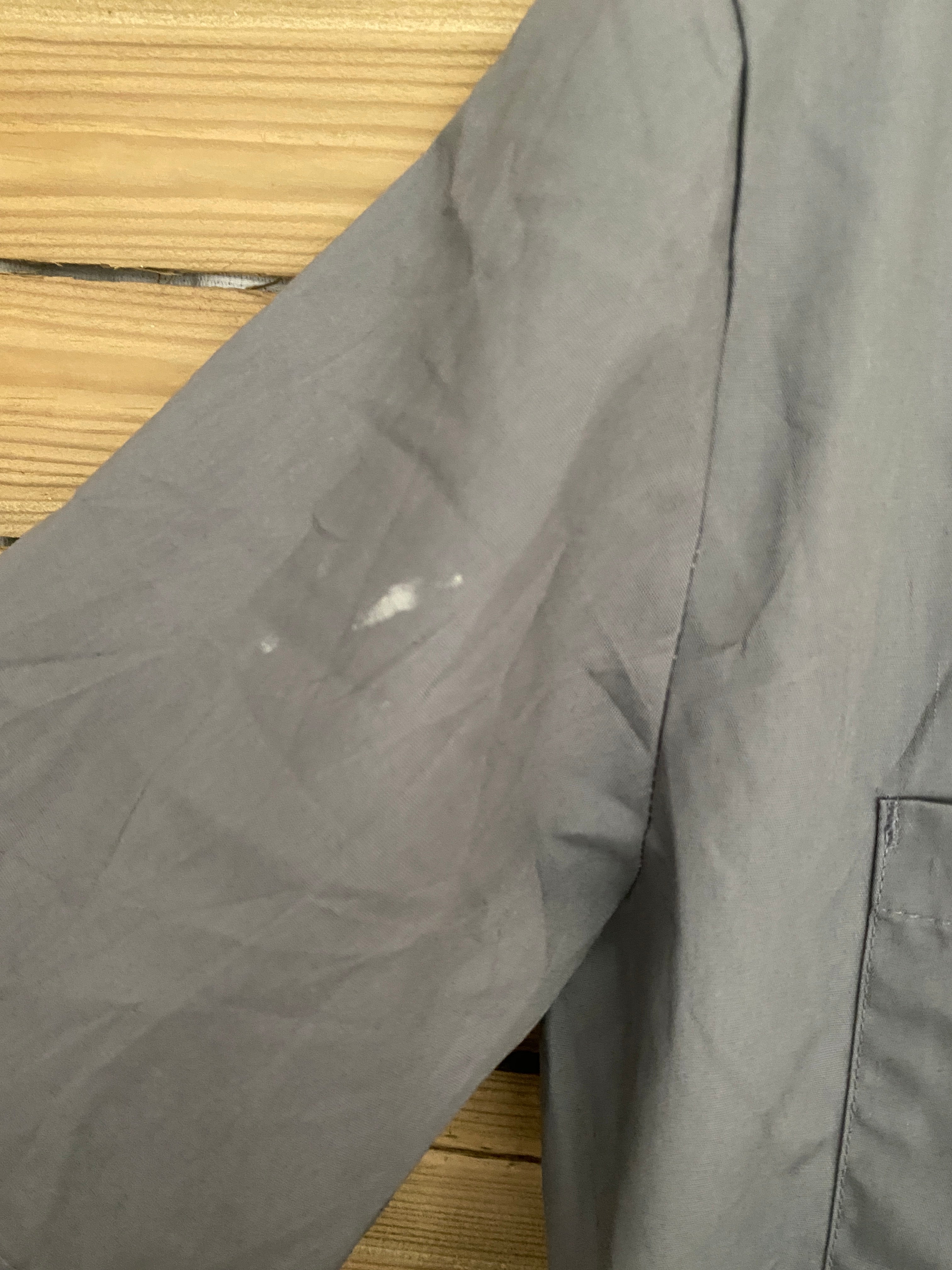 Détail trace de peinture manche droite – Combinaison Dickies grise, état honnête documenté