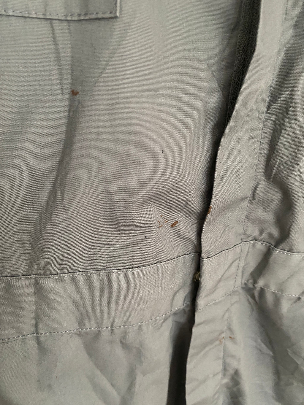 Détail taches brunes le long du zip central – Combinaison Dickies grise seconde main (1/2)