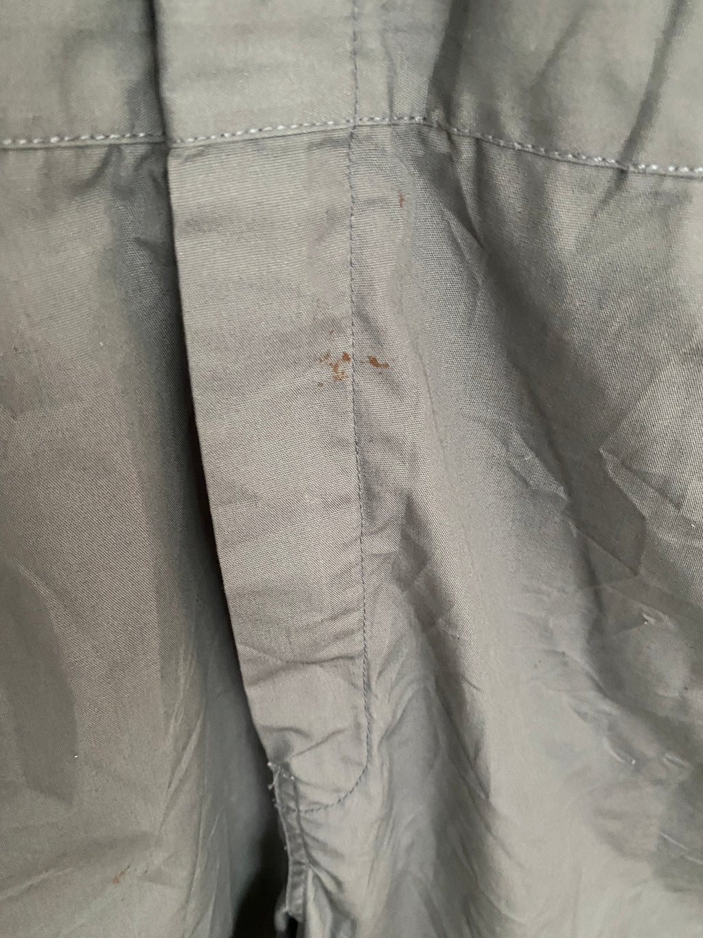 Détail taches brunes le long du zip central – Combinaison Dickies grise seconde main (2/2)