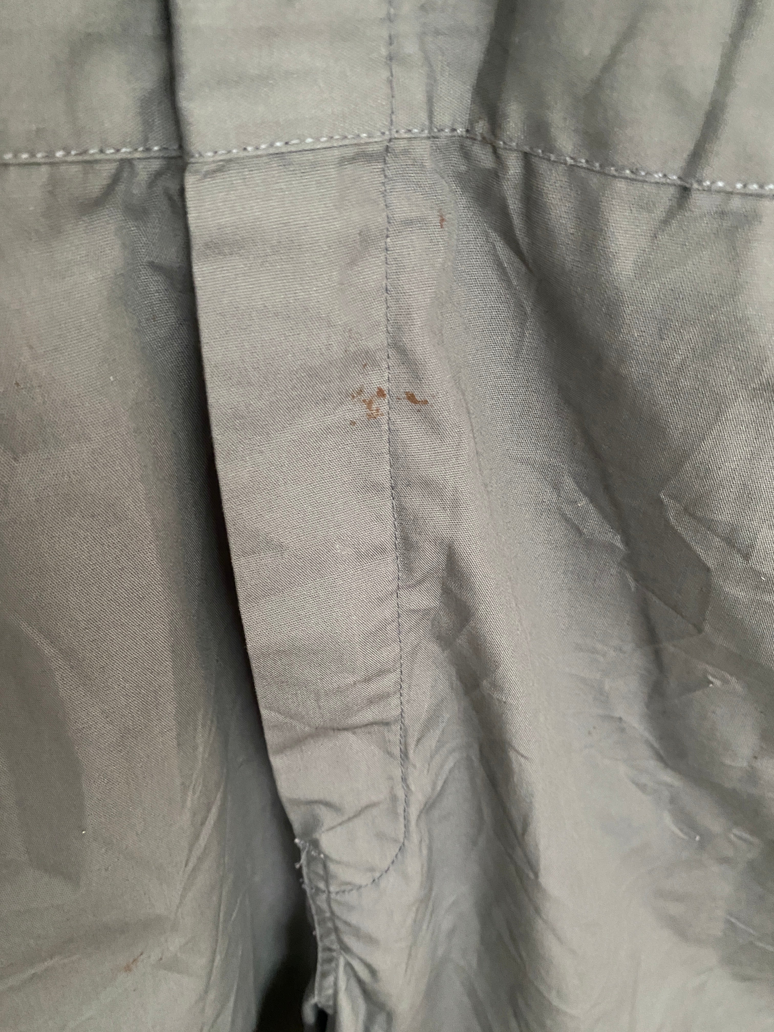 Détail taches brunes le long du zip central – Combinaison Dickies grise seconde main (2/2)
