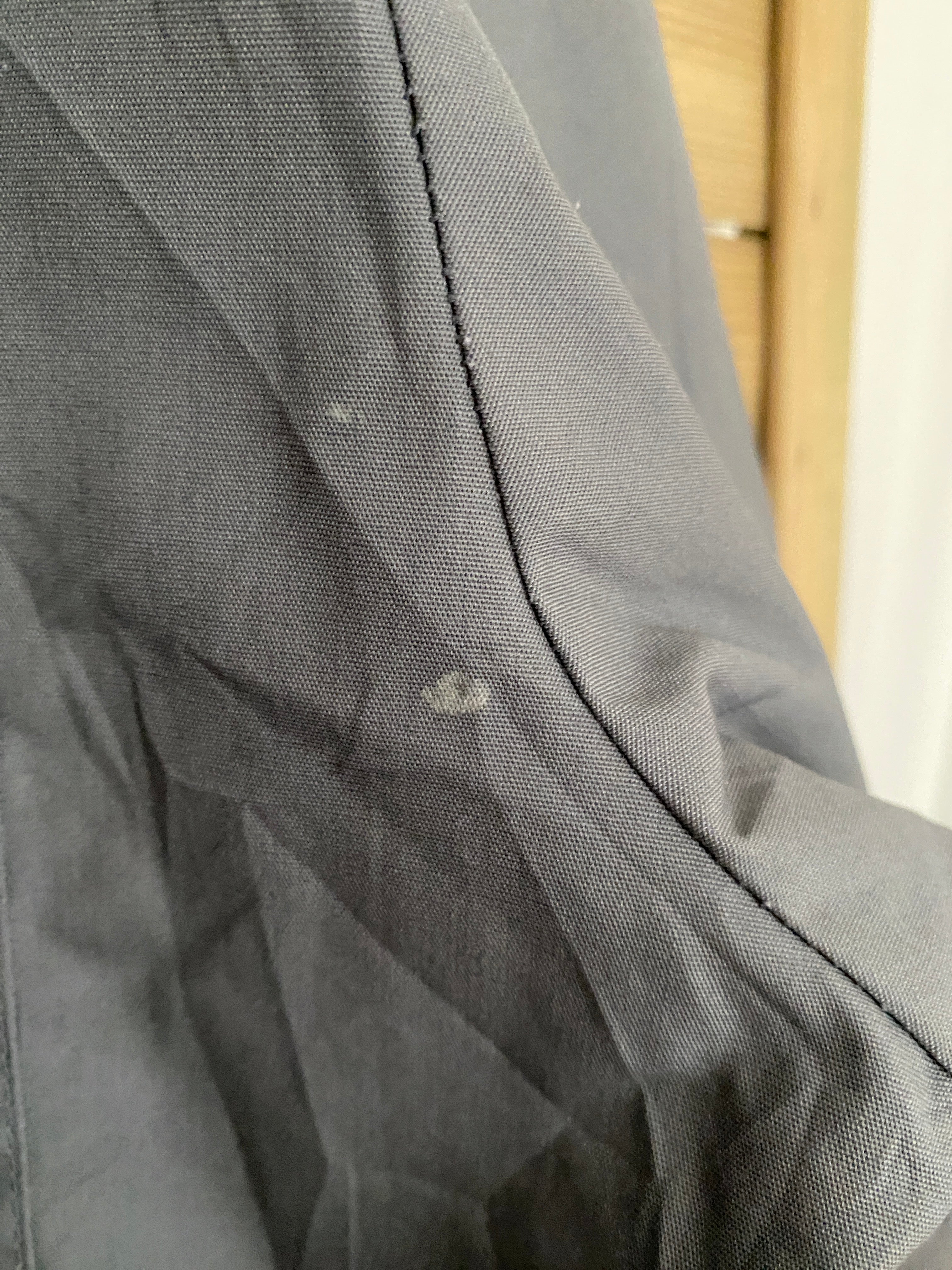 Détail trace de peinture manche gauche – Combinaison Dickies grise, prix ajusté en conséquence